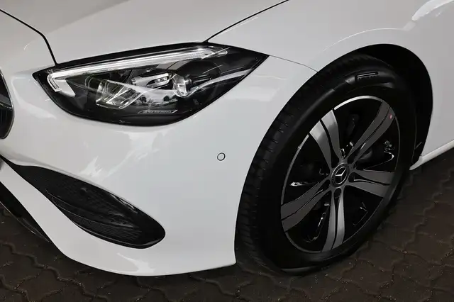 Mercedes-Benz C-Class view 4