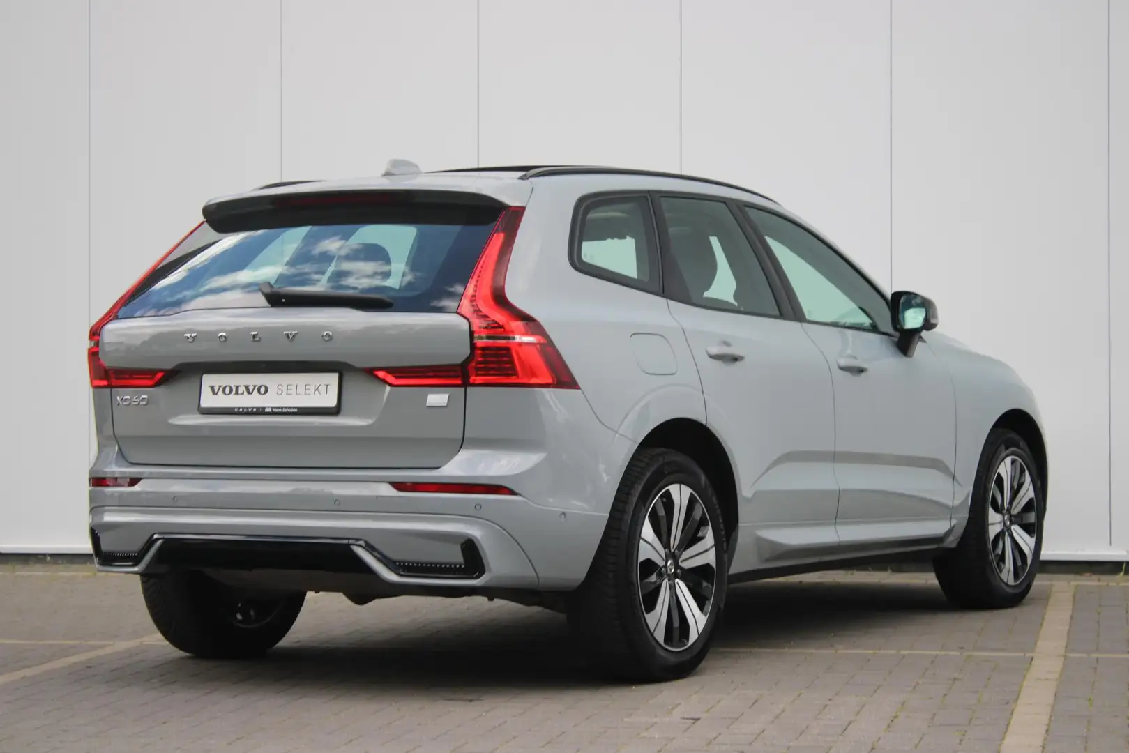 Volvo XC60 T6 350PK AUT8 AWD Plus Dark | Verwarmbare Voor- En Grigio - 2