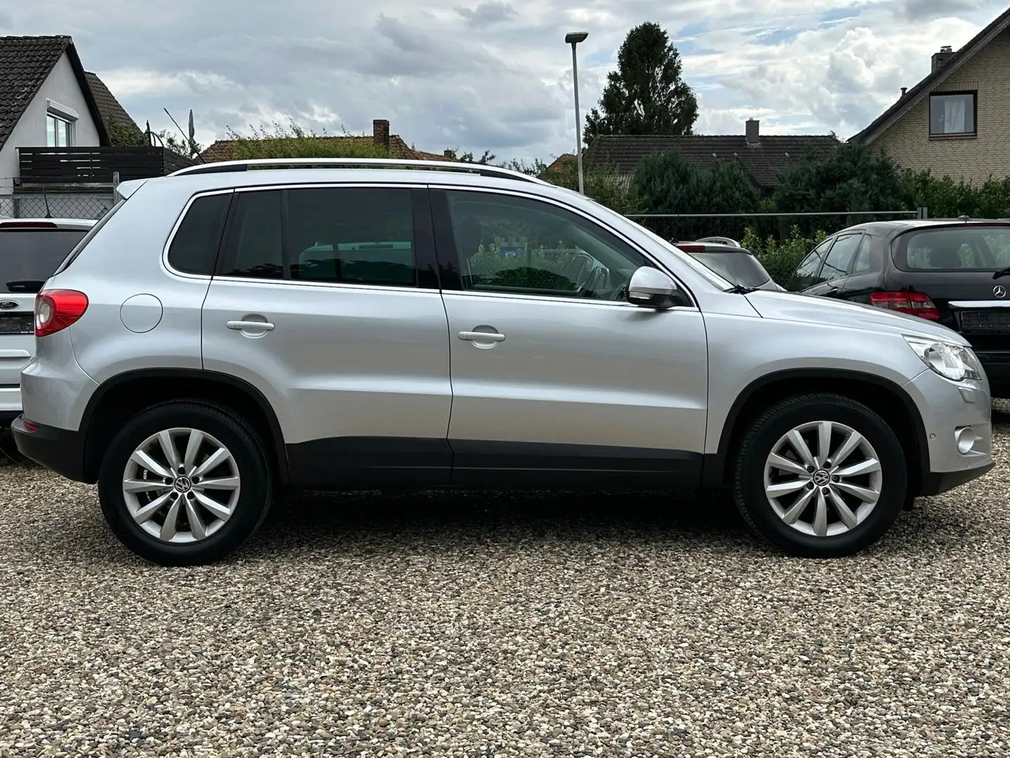 Volkswagen Tiguan 2.0 TDI Sport1Hand Scheckheft AHK PDC SHZ Panorama Gris - 2