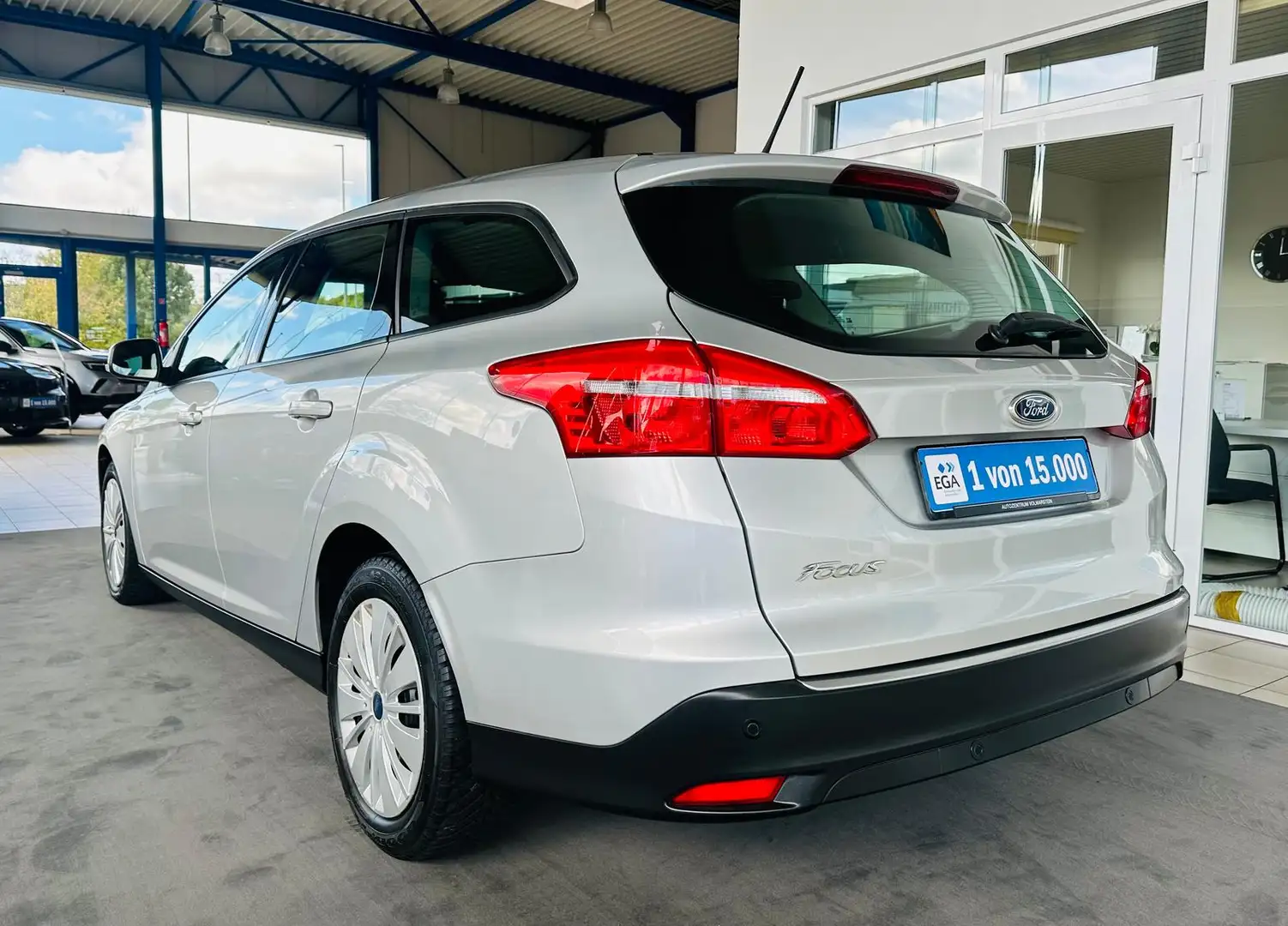 Ford Focus Turnier 1.5 TDCi Trend Navi SHZG PDC Silber - 2