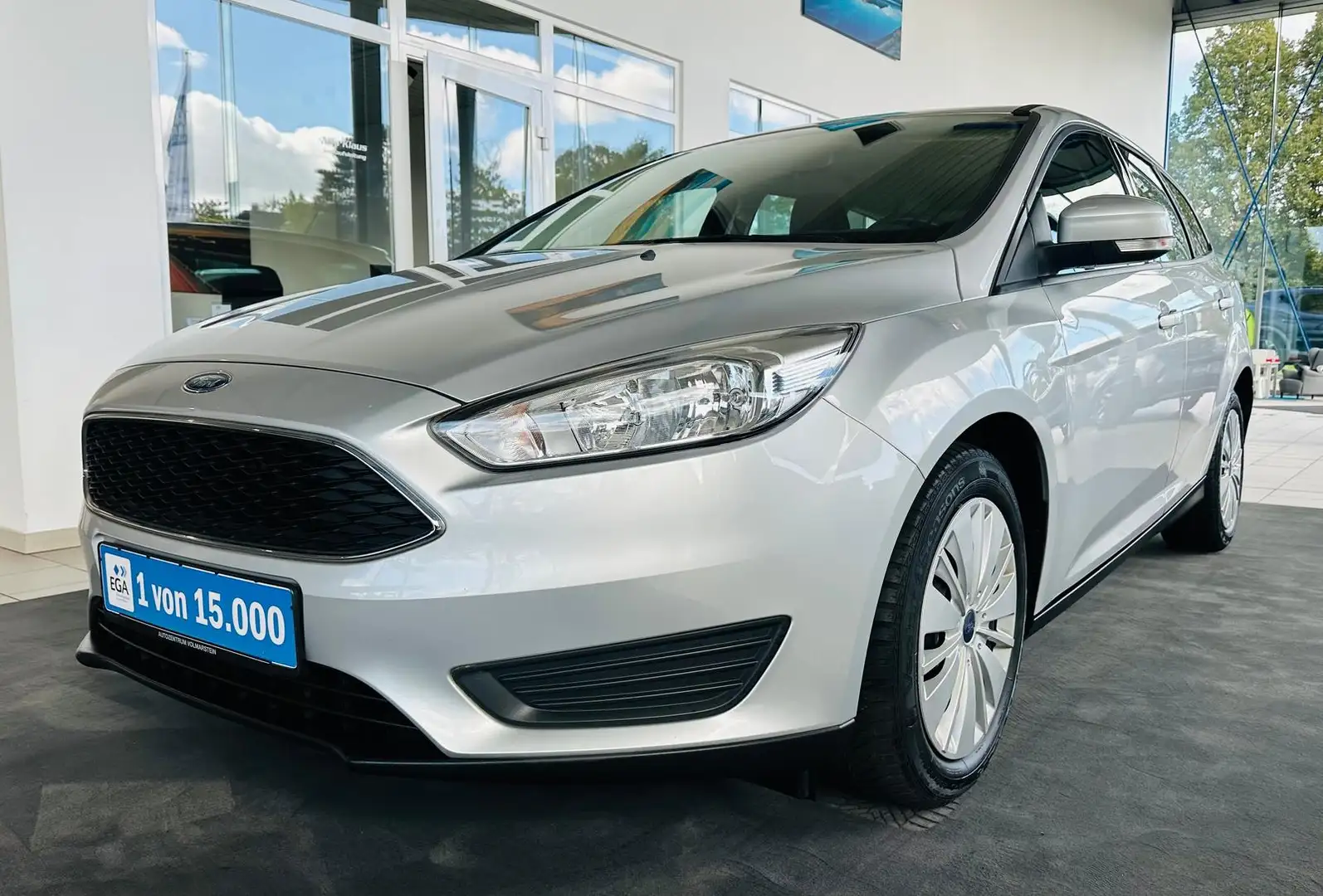 Ford Focus Turnier 1.5 TDCi Trend Navi SHZG PDC Silber - 1