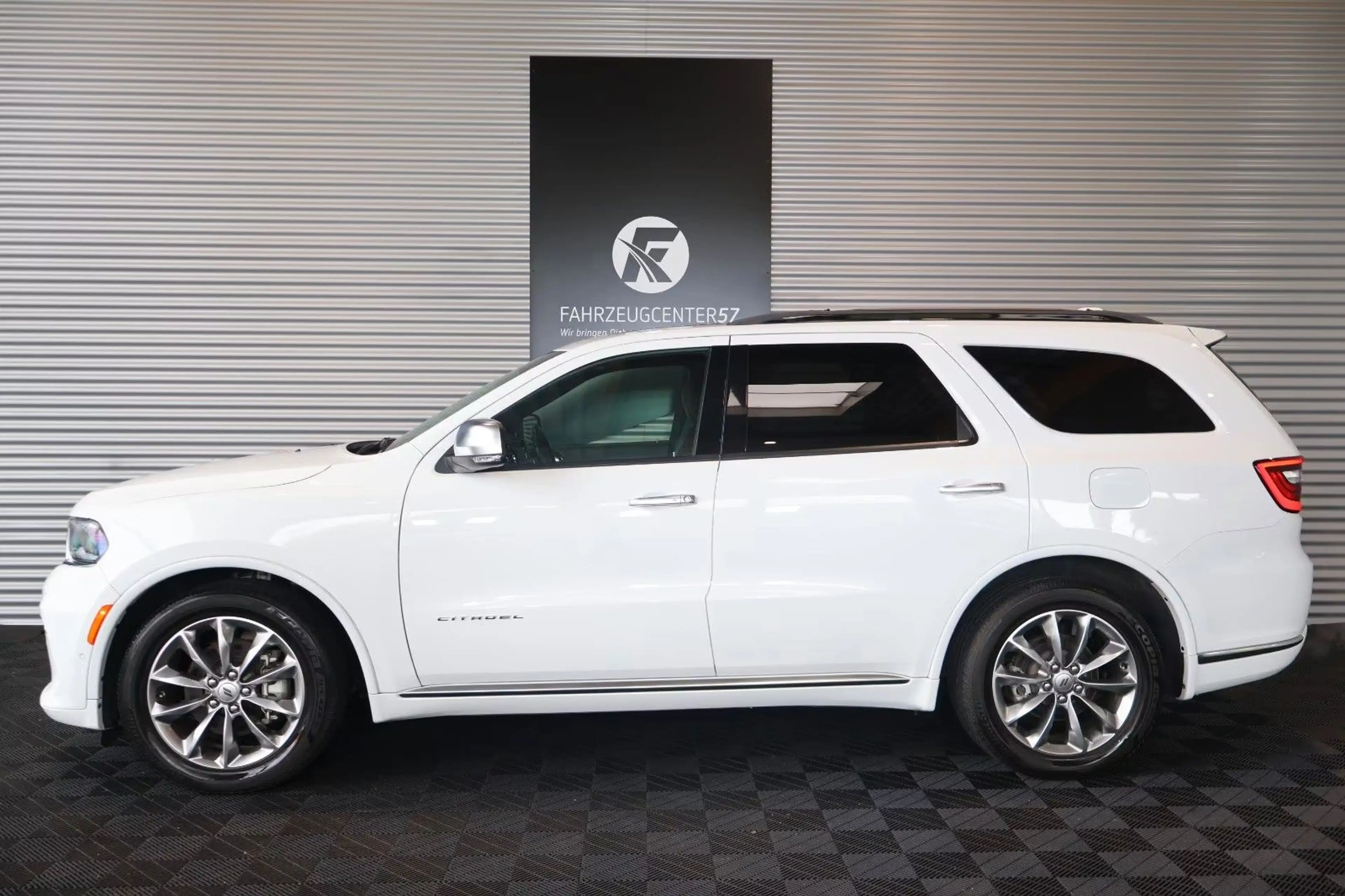 Dodge Durango R/T 5.7L 4x4/PDC/CARPLAY/6-SITZER/LPG — photo 2