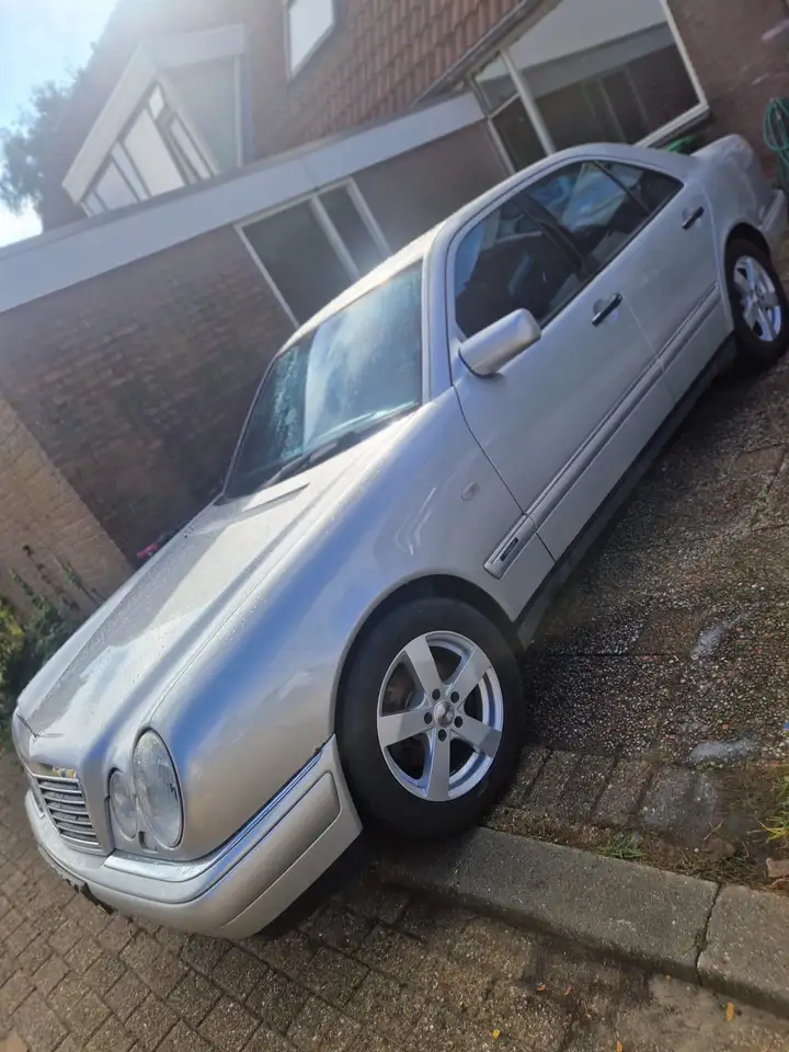 Mercedes-Benz E 240
