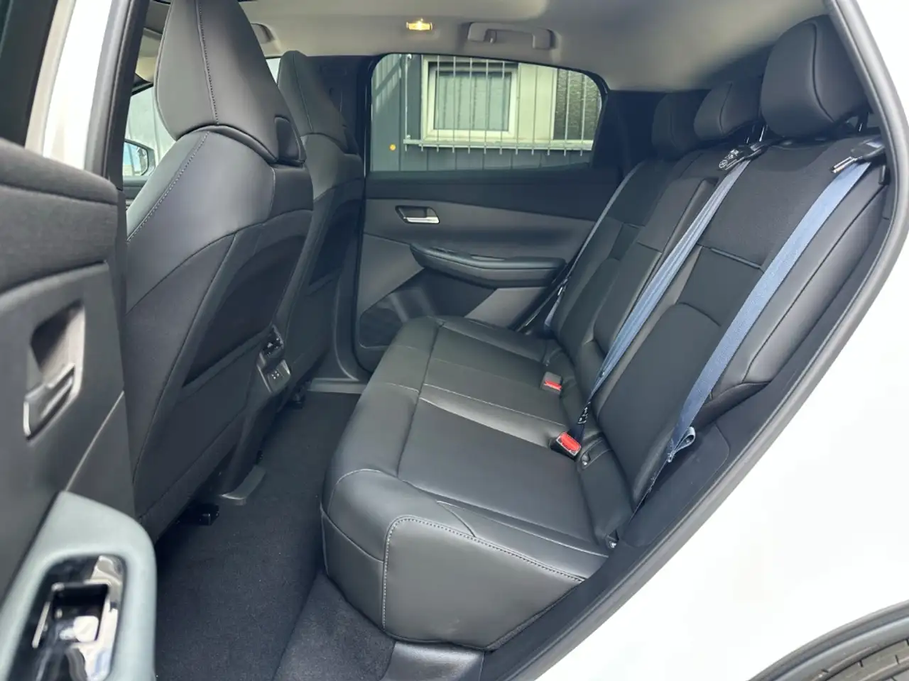 Nissan LEAF (2026) ADVANCE 75kWh V2L 2-Farben HUD Panorama Nav, миниатюра 6