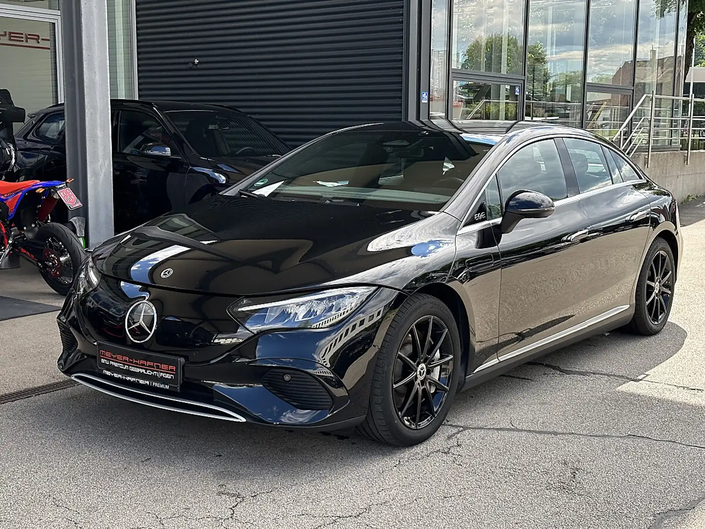 Mercedes-Benz EQE 300 Aut. Schwarz - 1