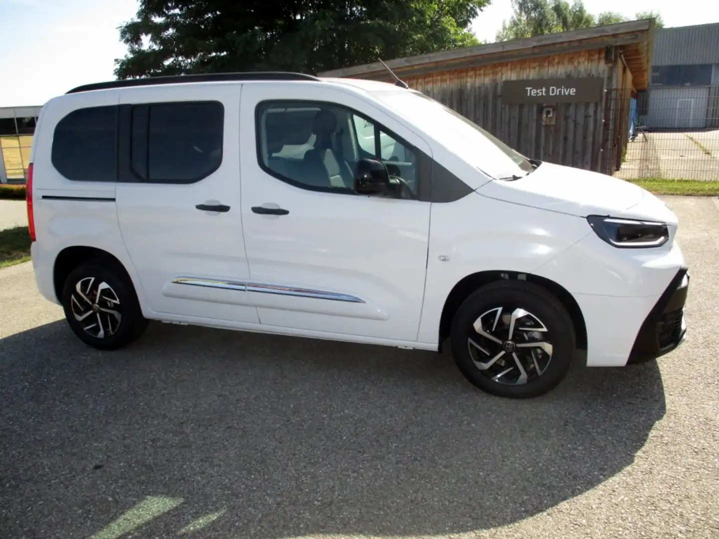 Toyota Proace City Verso 1,2 B 110 L1 5 tg + Navi Paket Weiß - 2