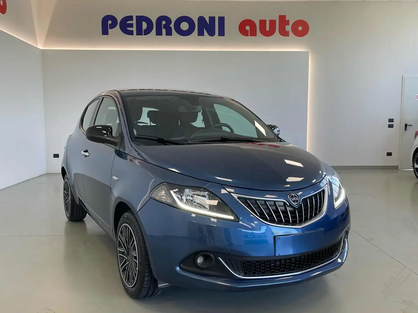 Lancia Ypsilon 1.0 FireFly 5p 70CV S&S Hybrid Gold Neopatentati Grigio - 2