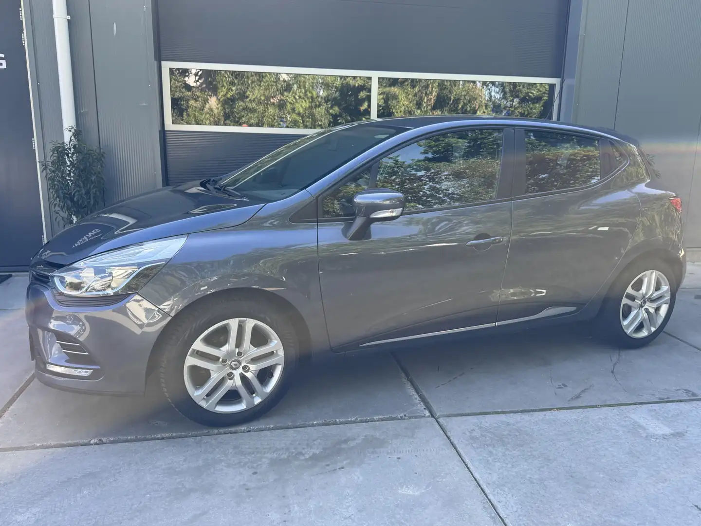 Renault Clio 0.9 TCe 90pk H5 Zen Navigatie Parkeersensoren lich Grijs - 2
