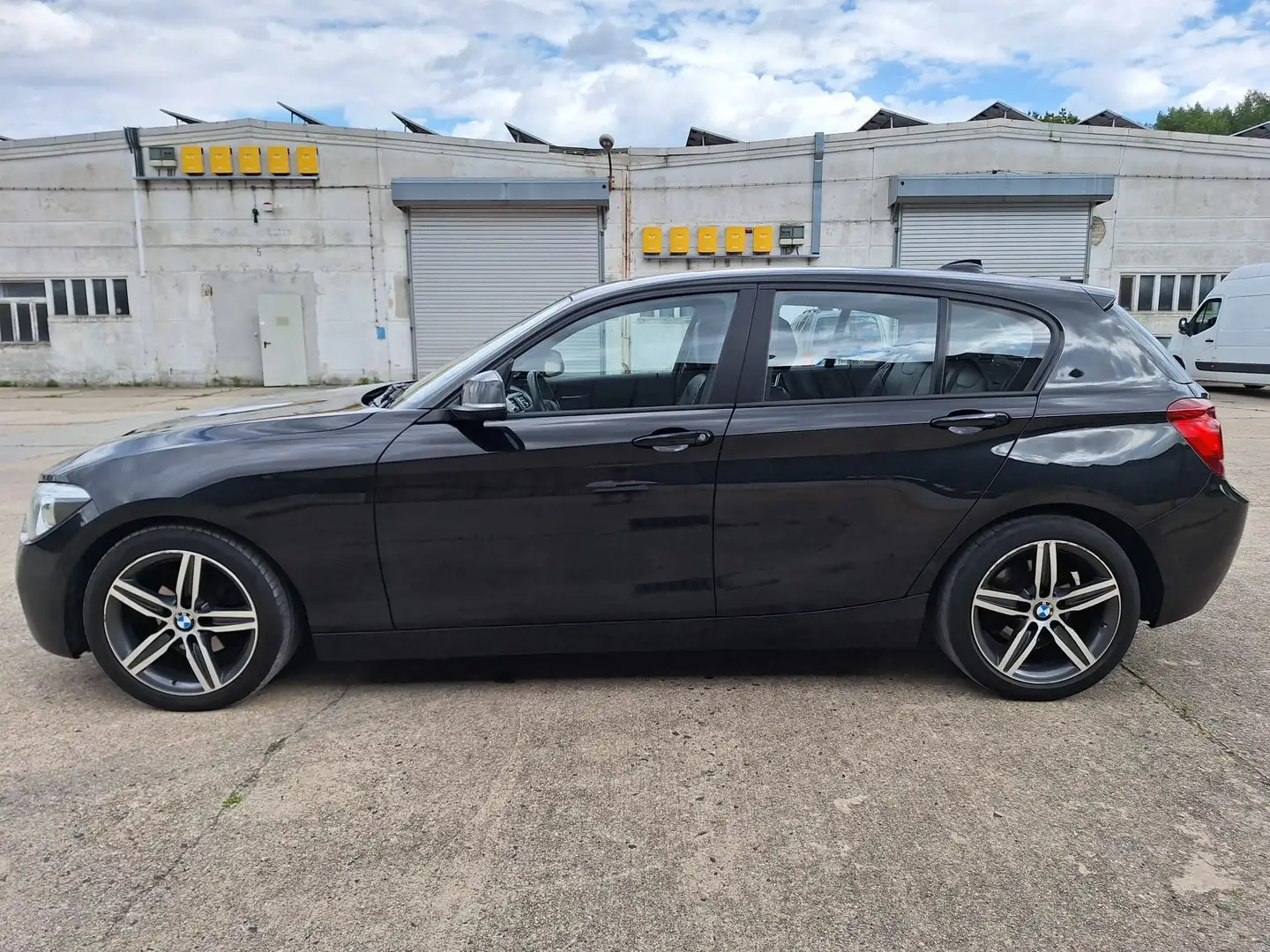 BMW 118 118d Aut. Sport Line Černá - 2