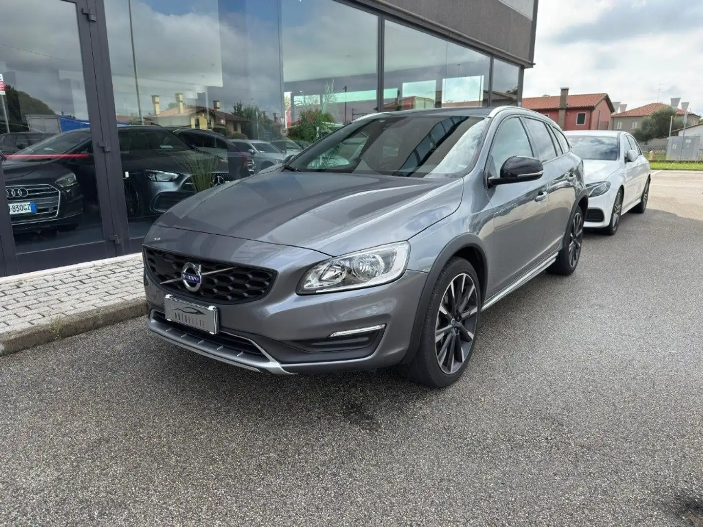 Volvo V60 Cross Country D3 Geartronic Momentum BLACK EDITION Gancio Traino Grijs - 1