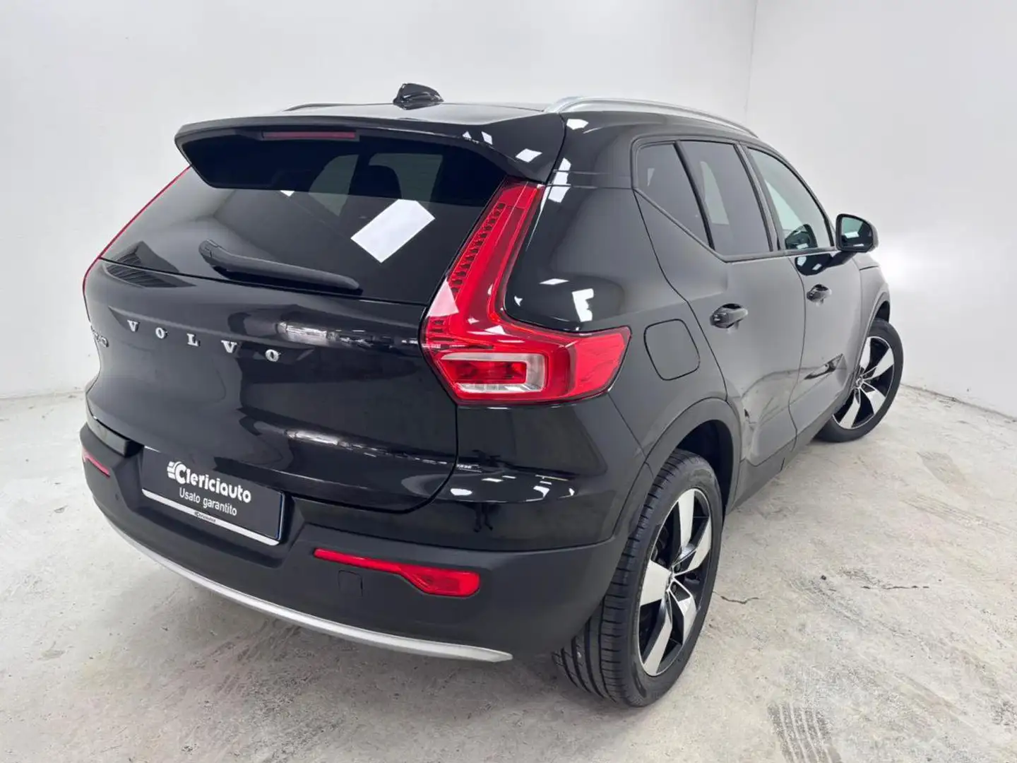 Volvo XC40 T3 Geartronic Momentum Pro Schwarz - 2