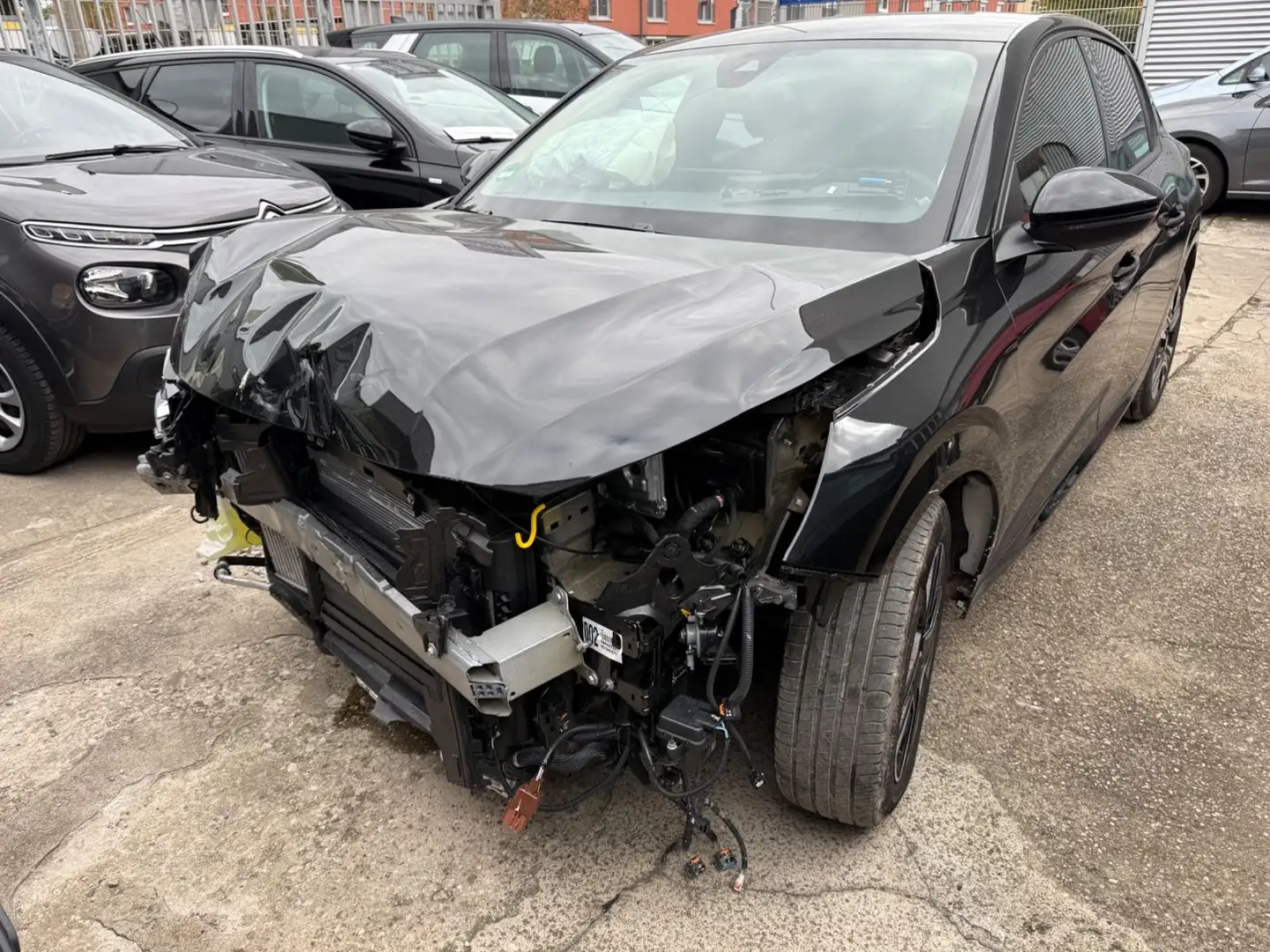 Peugeot 208 Hybrid 100 Allure  MOTOR LÄUFT Schwarz - 2