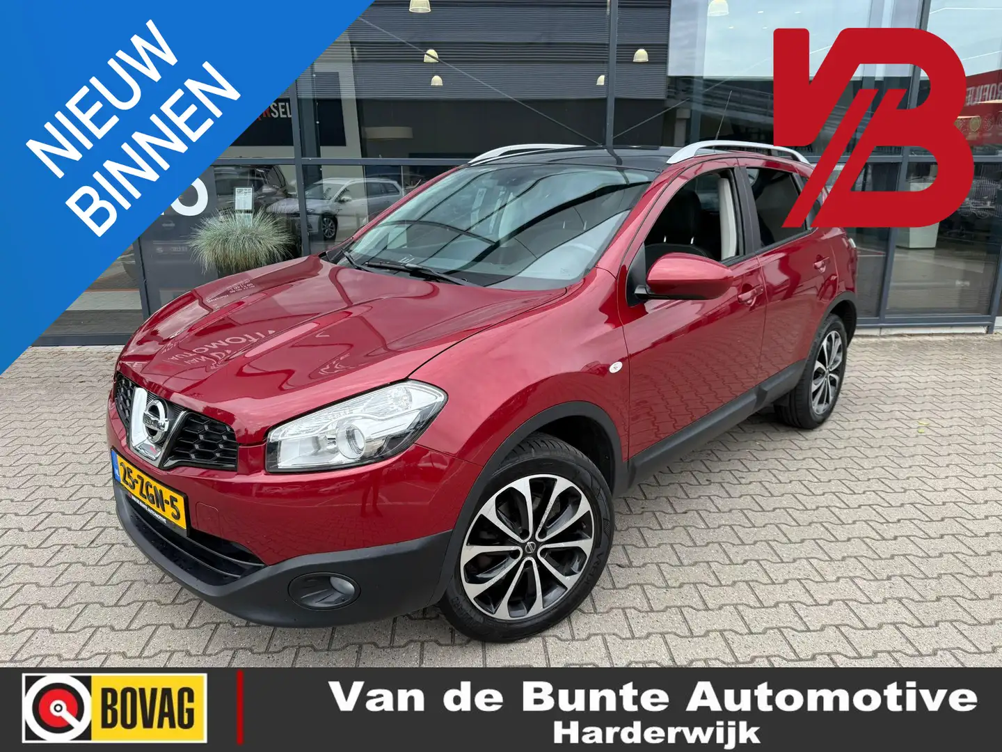 Nissan Qashqai 1.6 Connect Edition *Panoramadak & Trekhaak* Rouge - 1