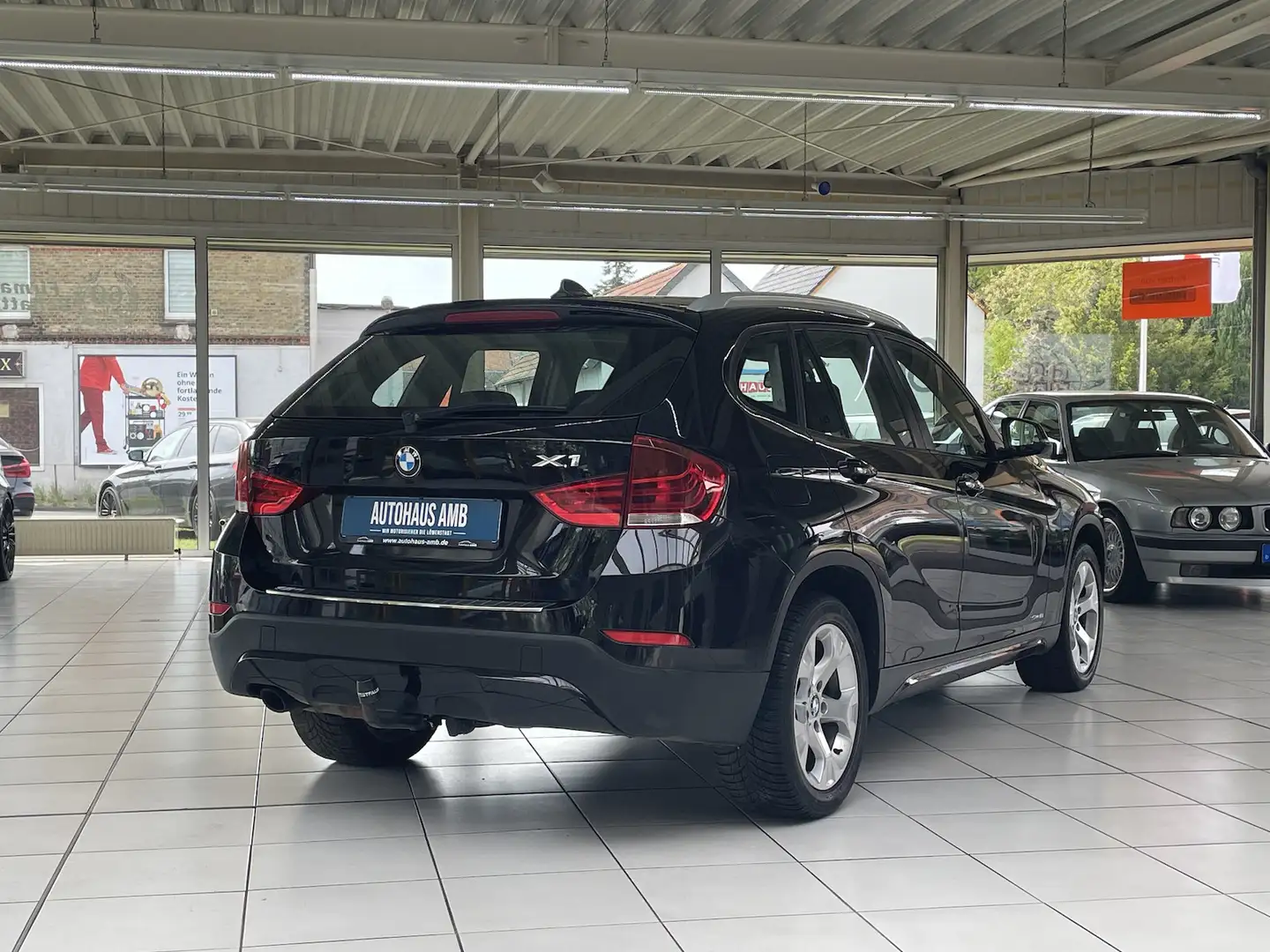 BMW X1 sDrive 18i Sport Line Navi Sitzh. GRA AHK Schwarz - 2