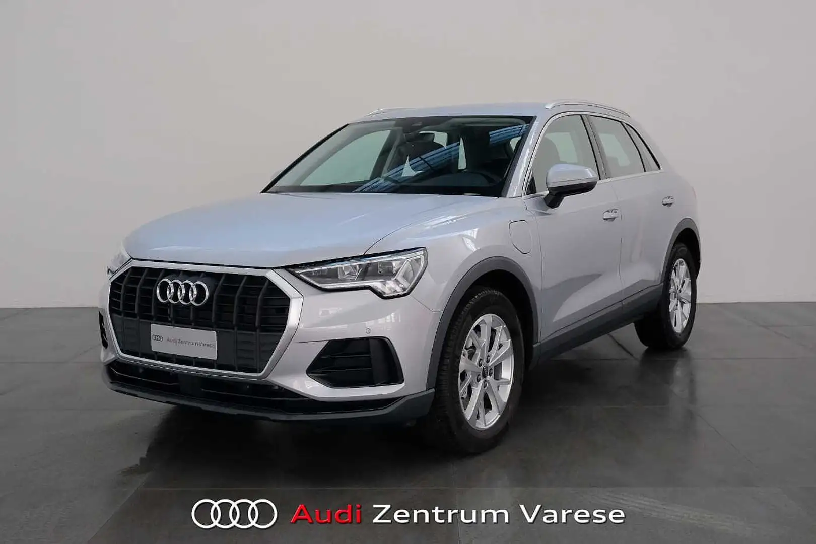 Audi Q3 45 TFSI-E 245CV Stronic Business Argento - 1