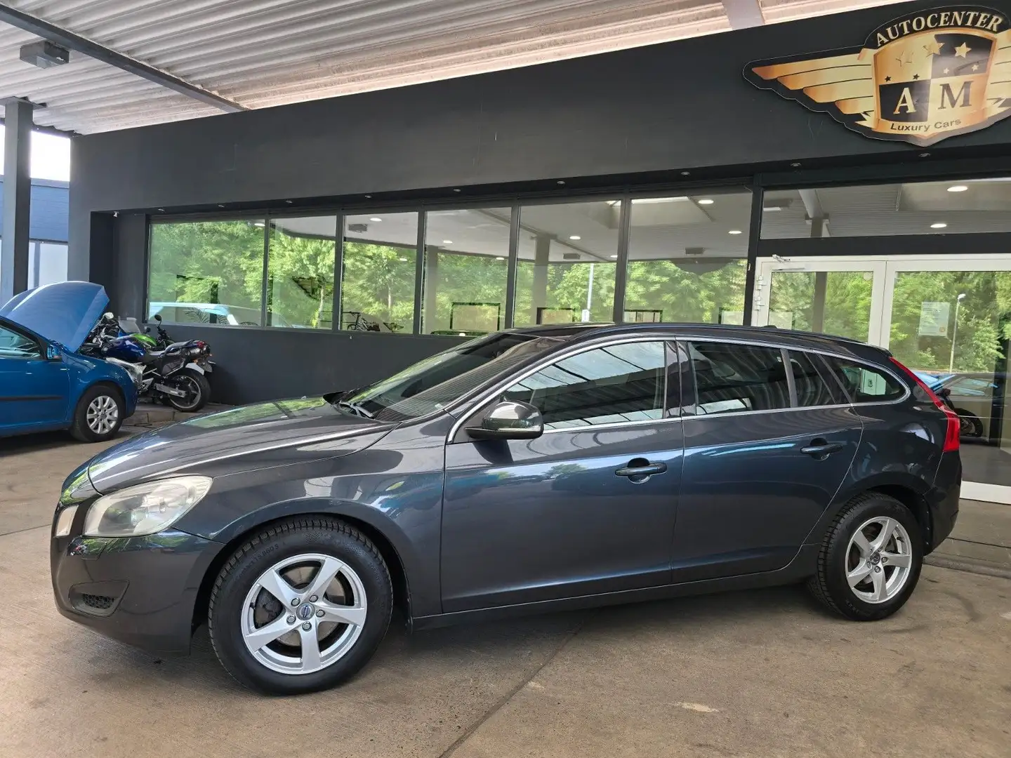 Volvo V60 2.0D Kombi AUTOMATIK Momentum SSD/BT/AHK Grau - 2