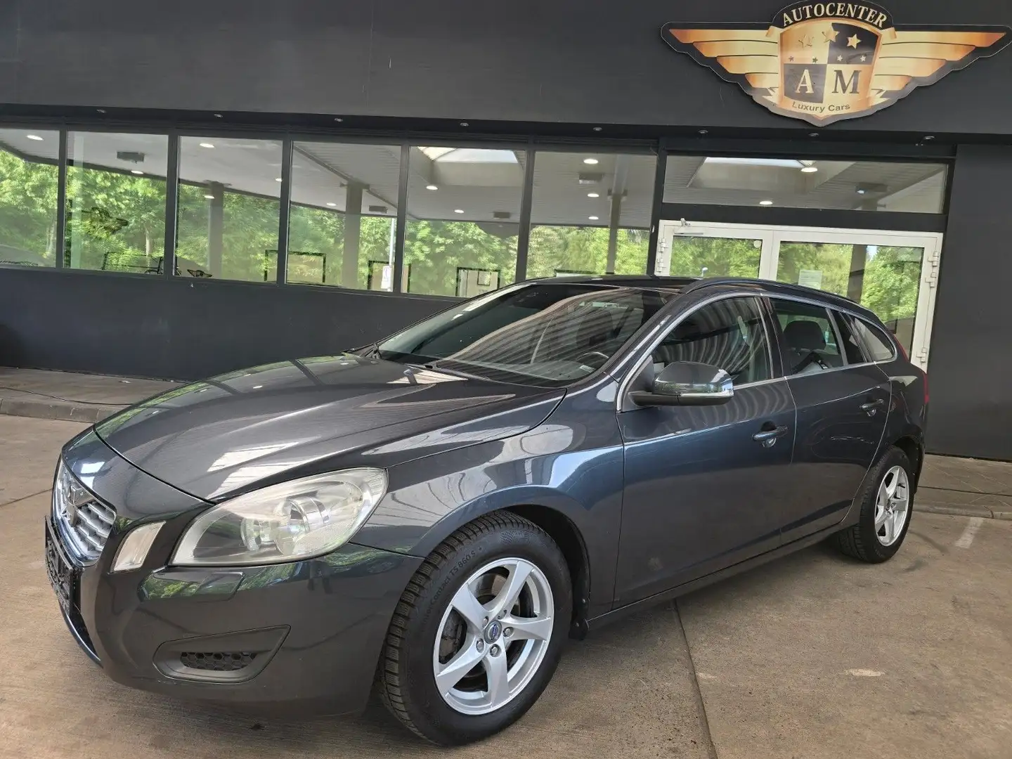 Volvo V60 2.0D Kombi AUTOMATIK Momentum SSD/BT/AHK Grau - 1