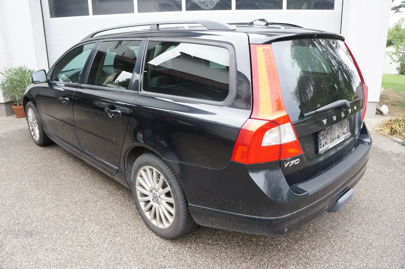 Volvo V70 D5 AWD Geartronic Momentum Schwarz - 2