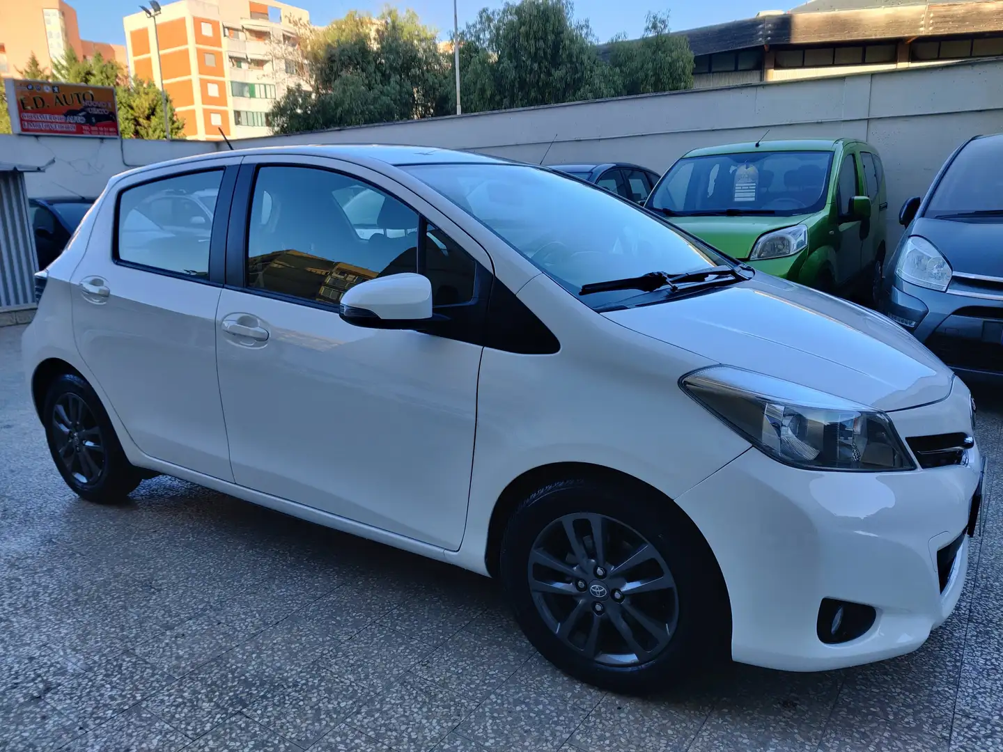 Toyota Yaris Yaris 5p 1.4 d-4d Lounge c/CL Bianco - 1