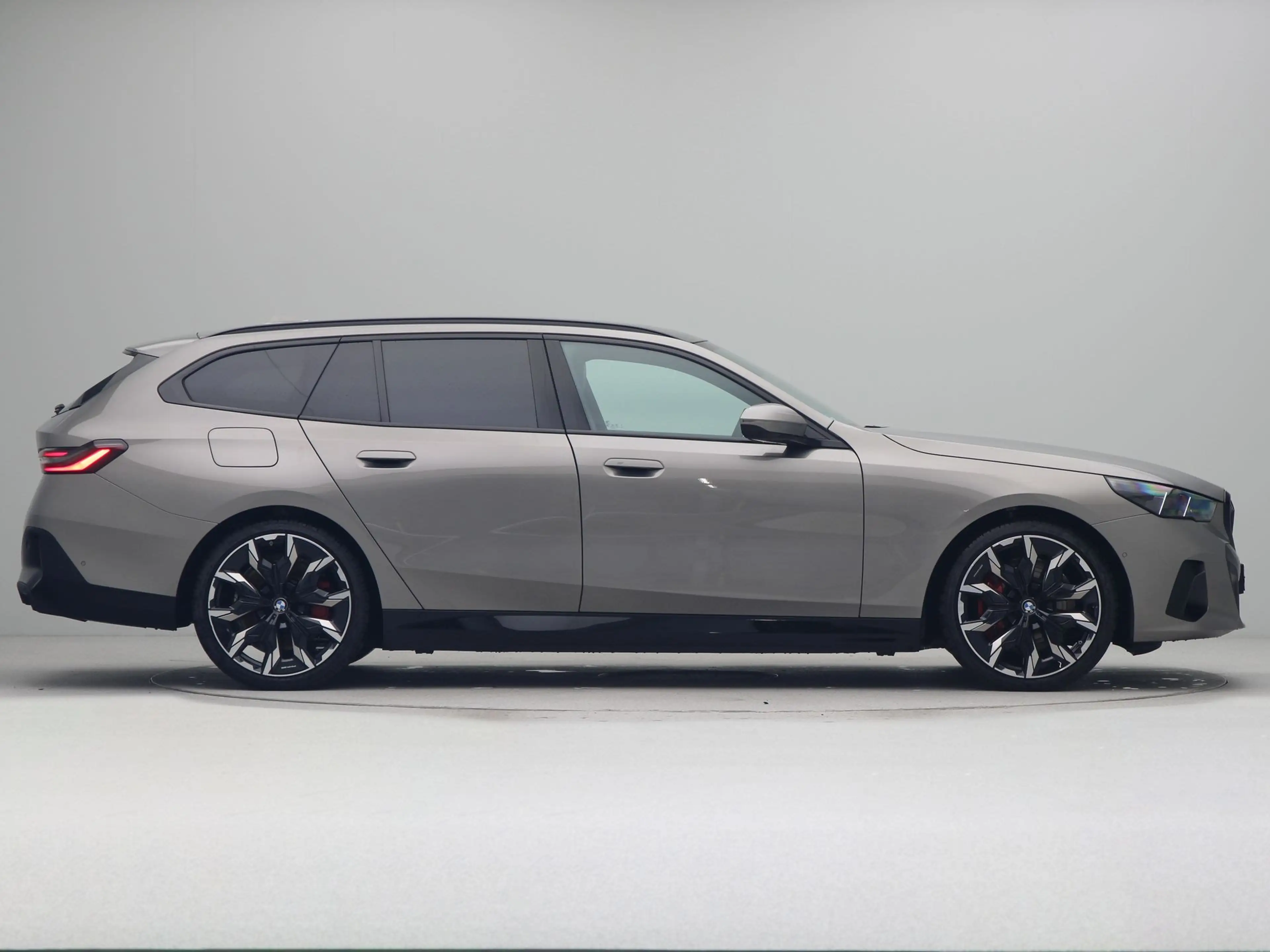 BMW 550 5-serie Touring 550e xDrive — photo 8