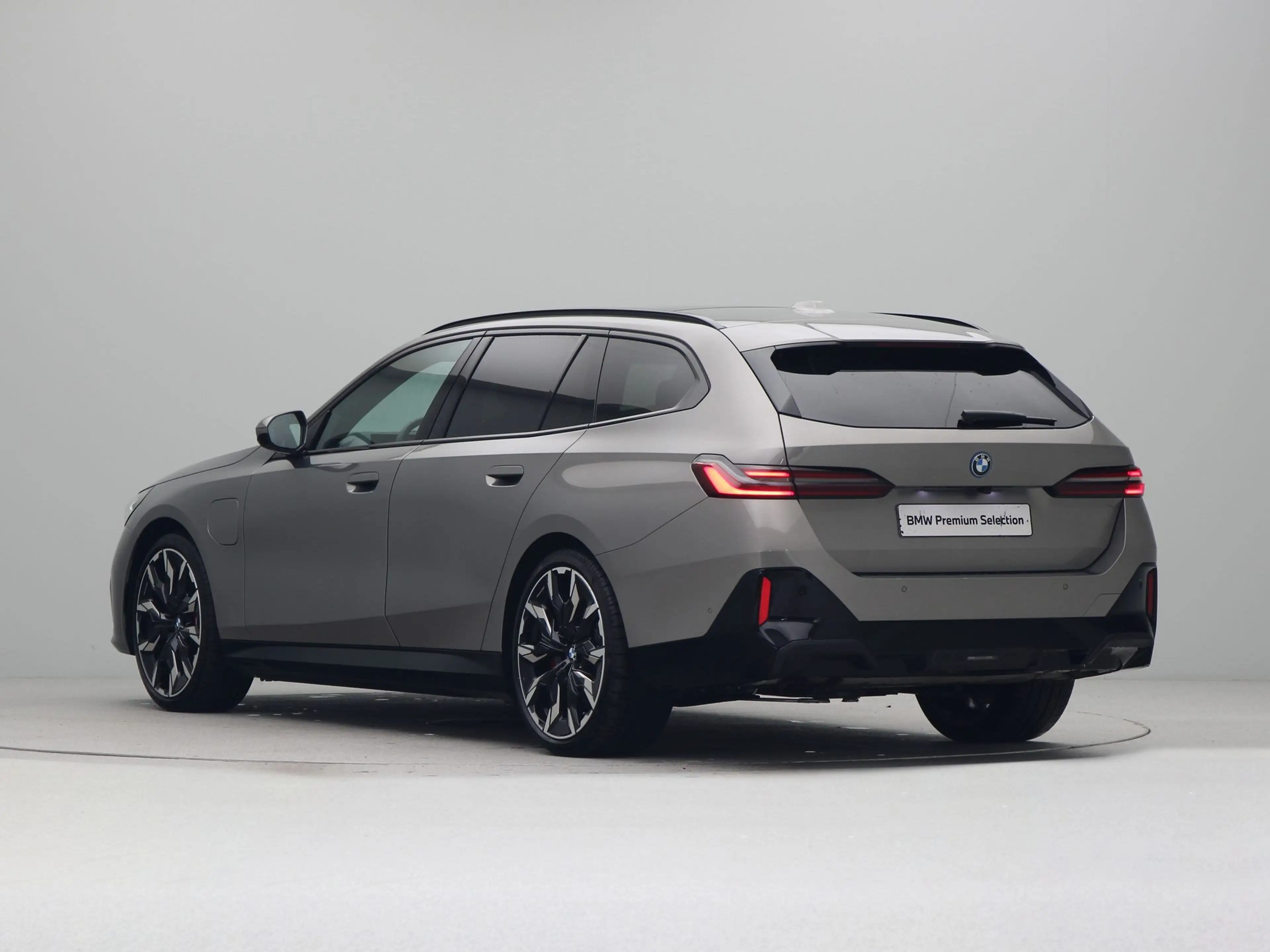 BMW 550 5-serie Touring 550e xDrive — photo 11