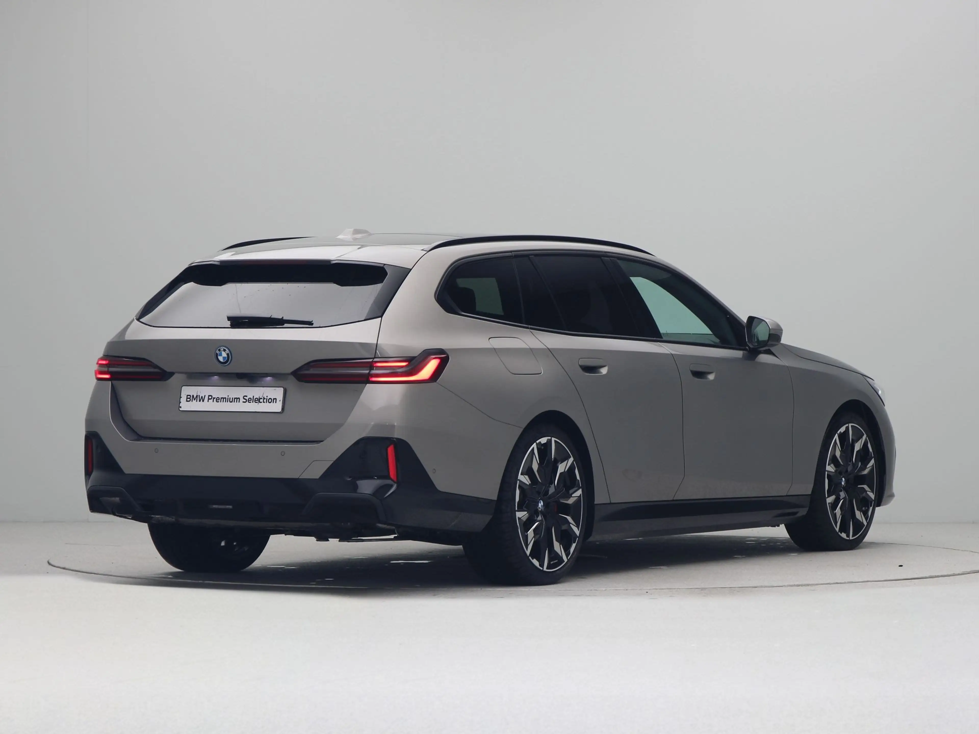 BMW 550 5-serie Touring 550e xDrive — photo 9