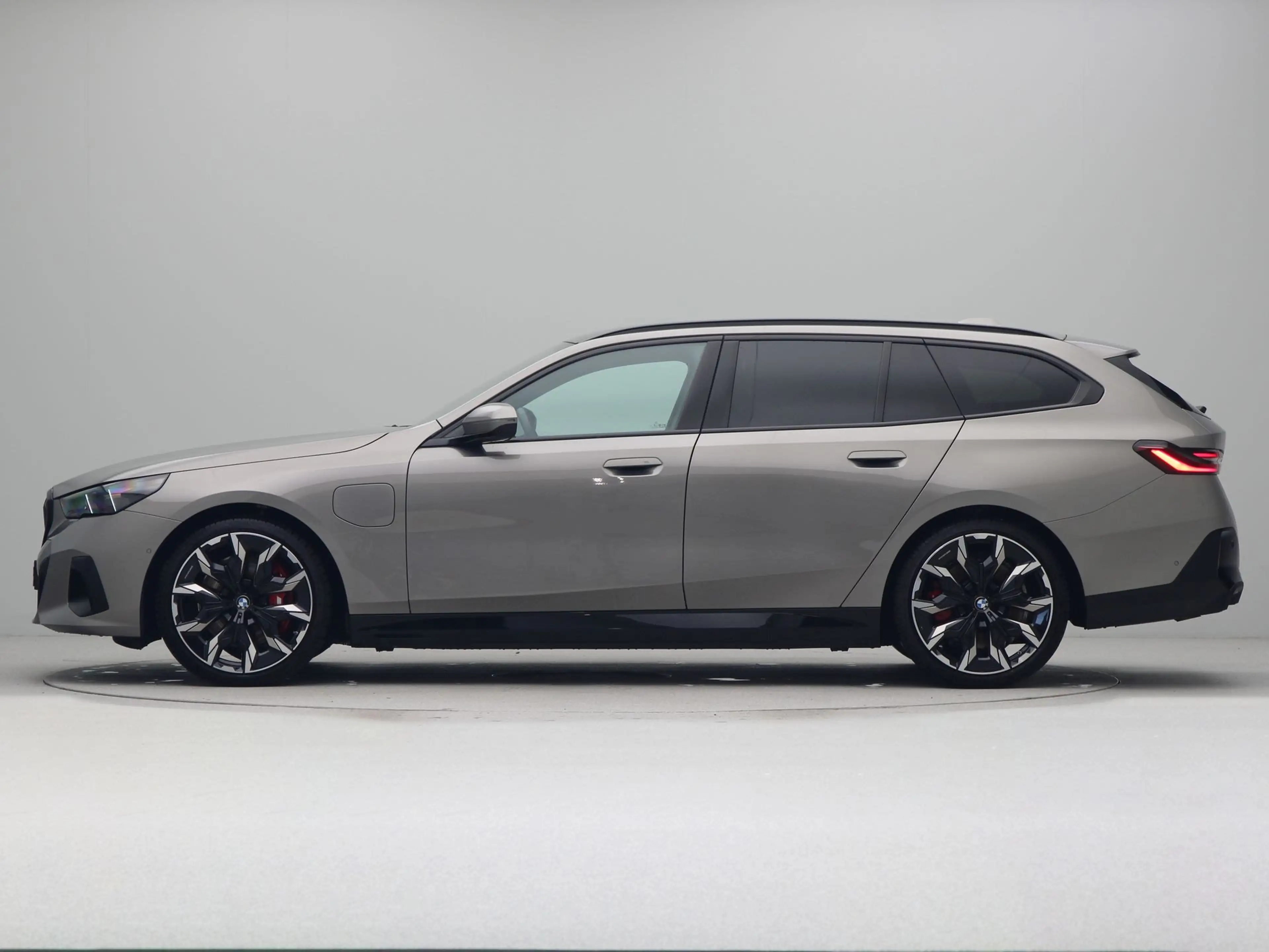 BMW 550 5-serie Touring 550e xDrive — photo 12