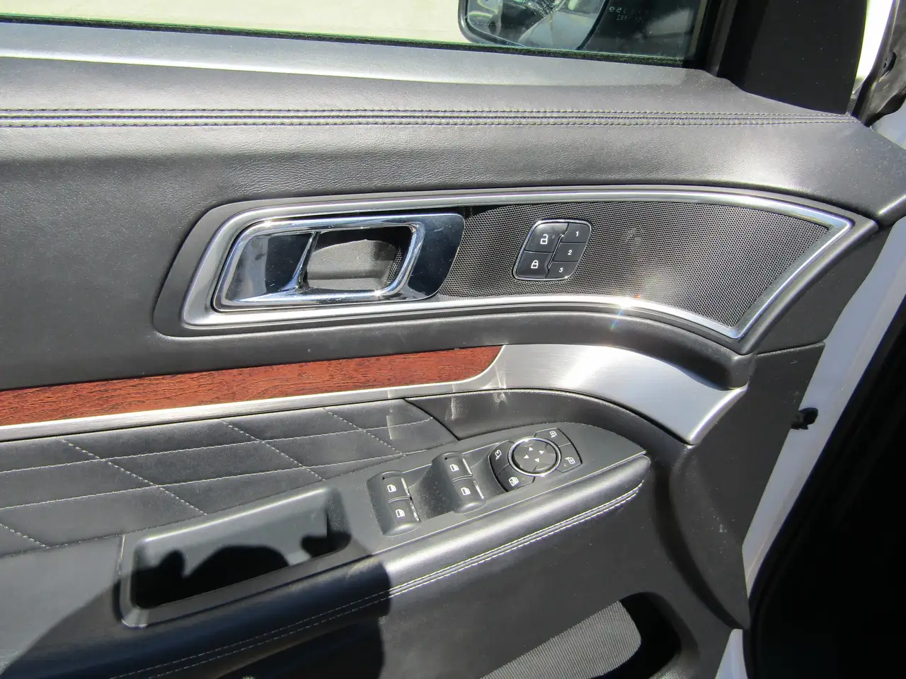 Ford Explorer снимка Ford Explorer