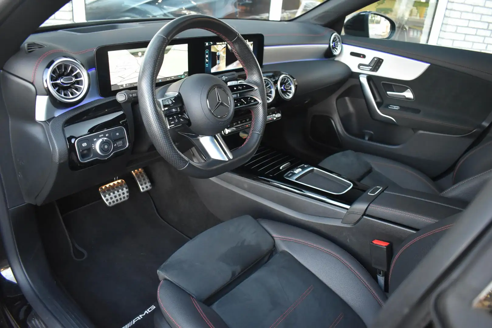 Mercedes-Benz CLA 180 Shooting Brake AMG Sfeer Pano HUD Elc. Stoelen 360 Noir - 2