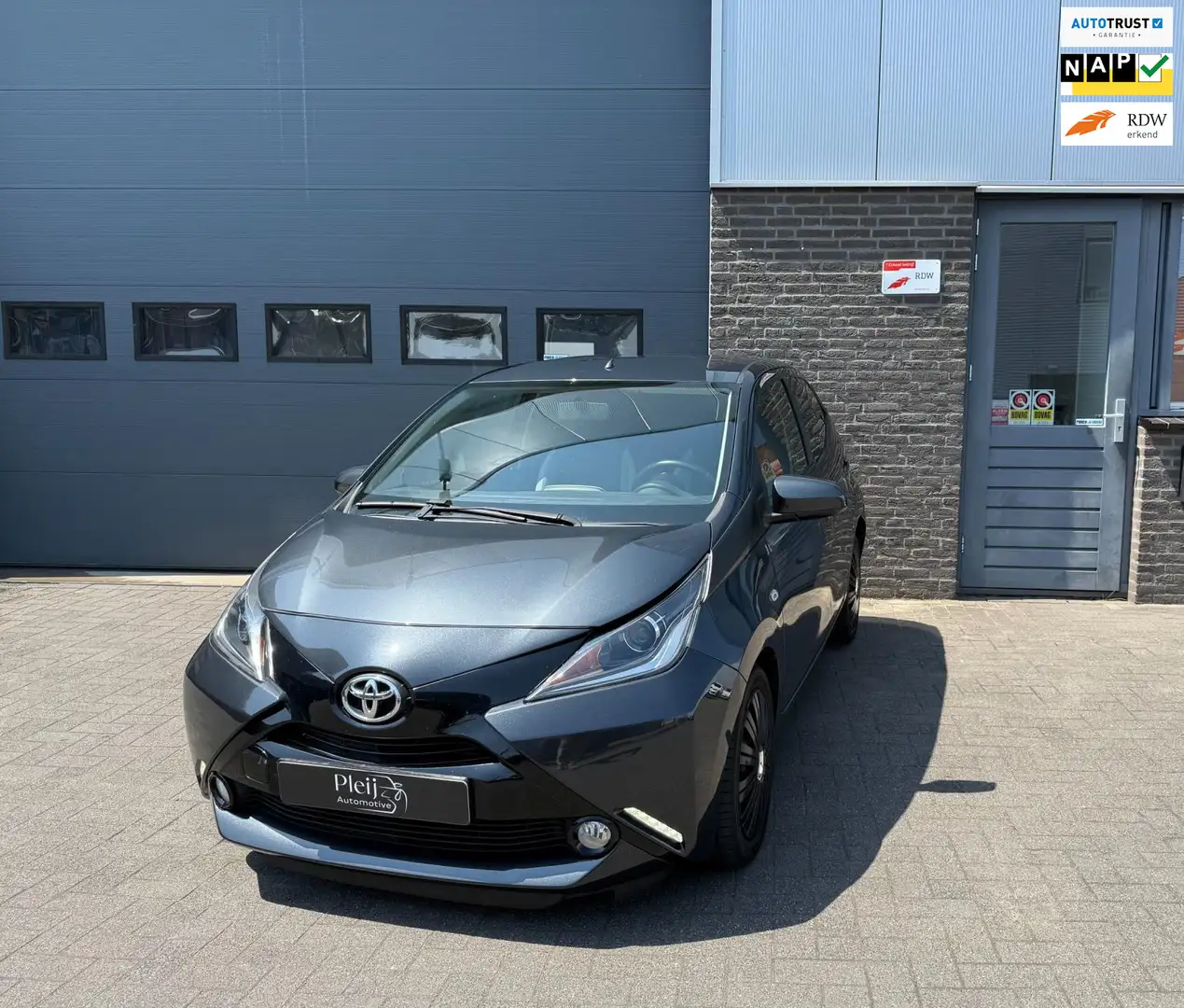 Toyota Aygo 1.0 VVT-i x-play Gris - 1