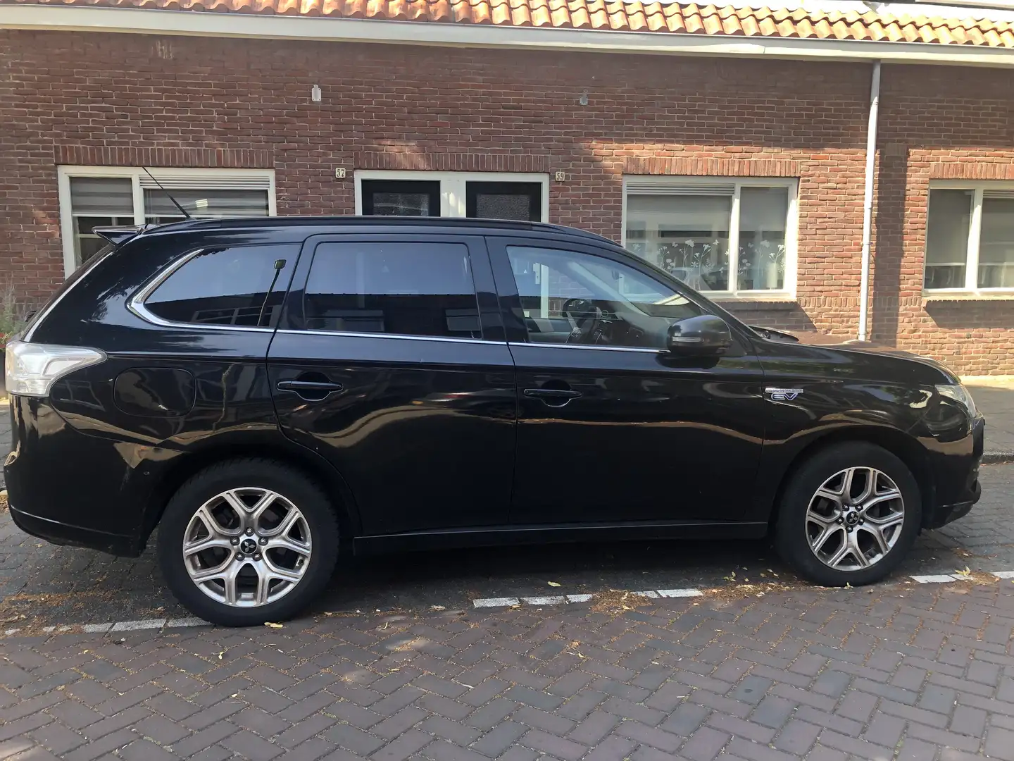 Mitsubishi Outlander 2.0 PHEV Instyle FULL OPTION Fekete - 2