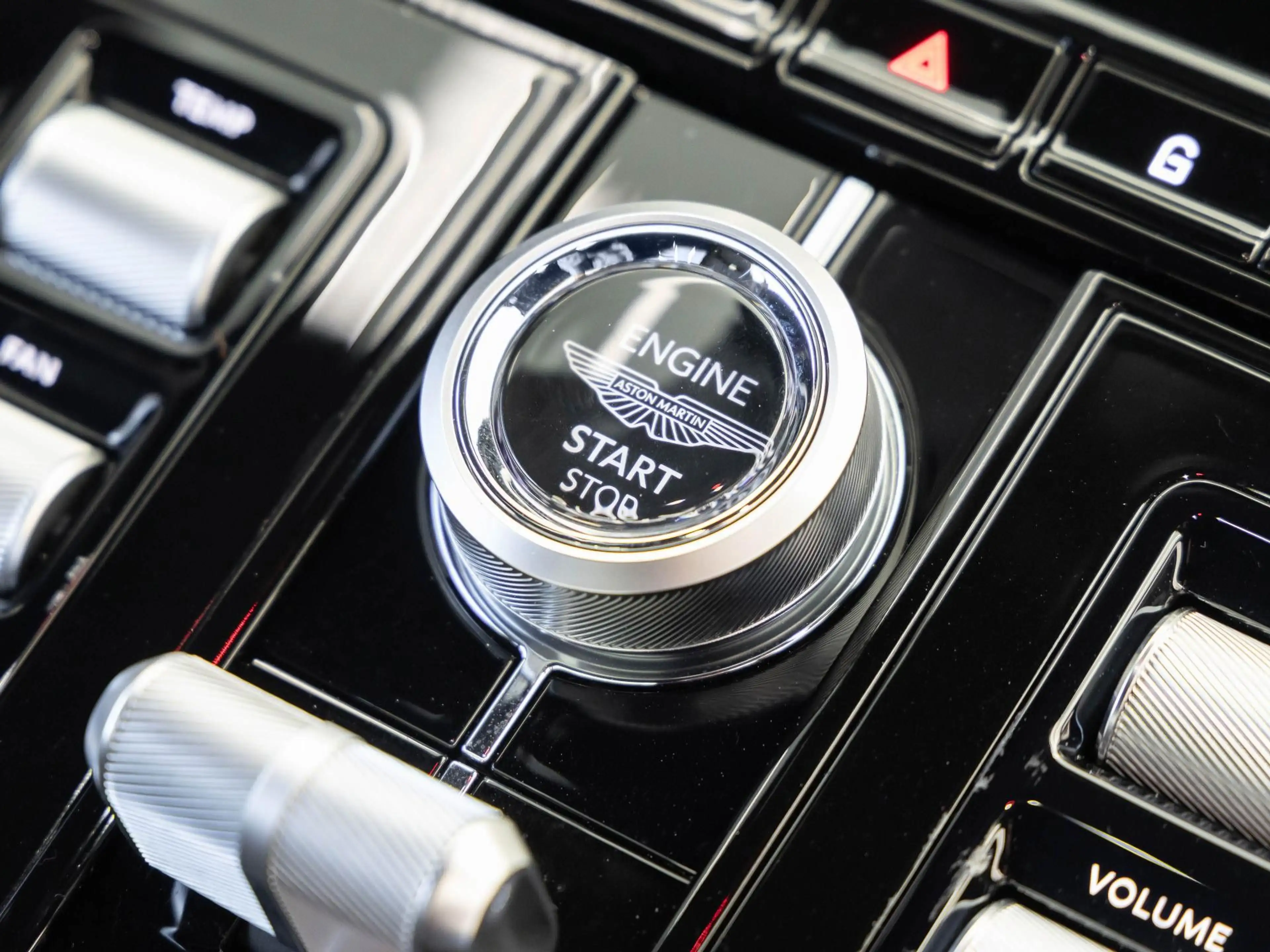 Aston Martin DB12 Coupé von BENTLEY FRANKFURT — photo 15