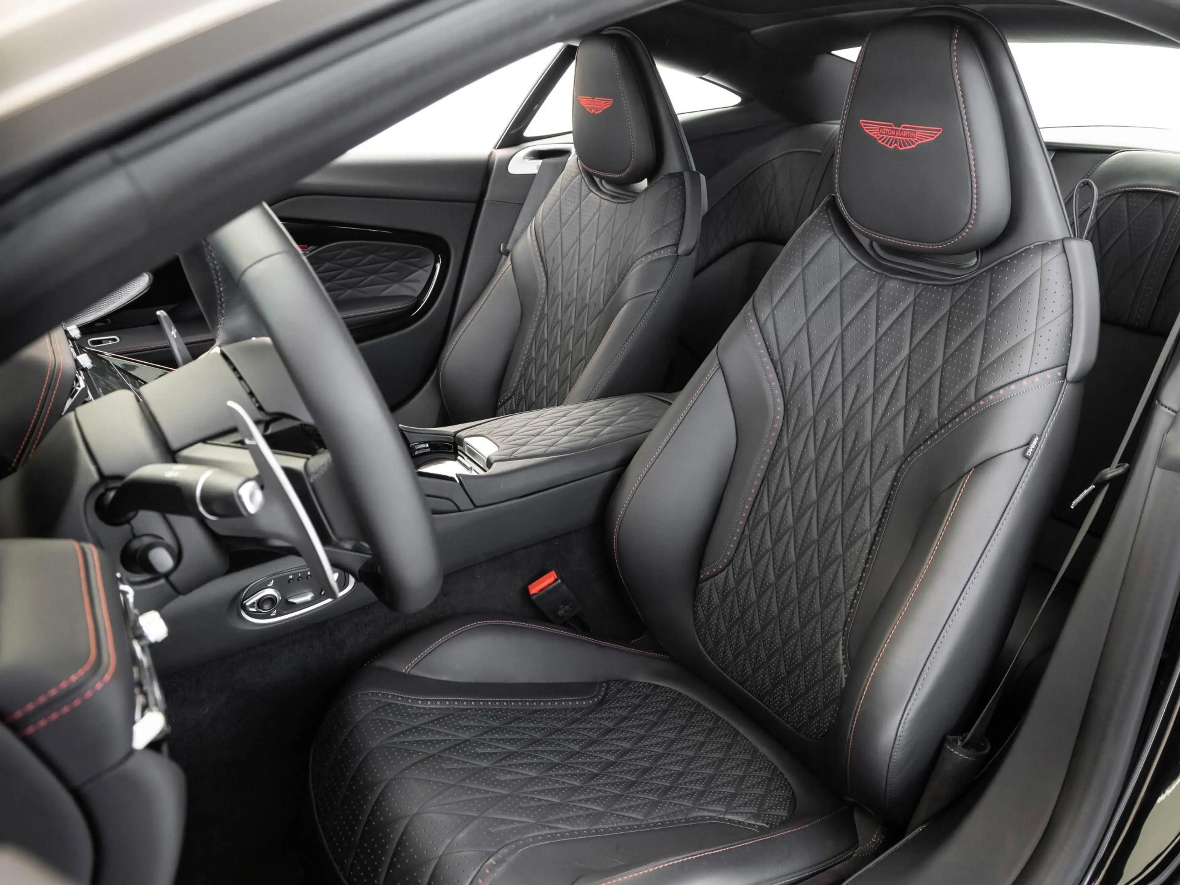 Aston Martin DB12 Coupé von BENTLEY FRANKFURT — photo 10
