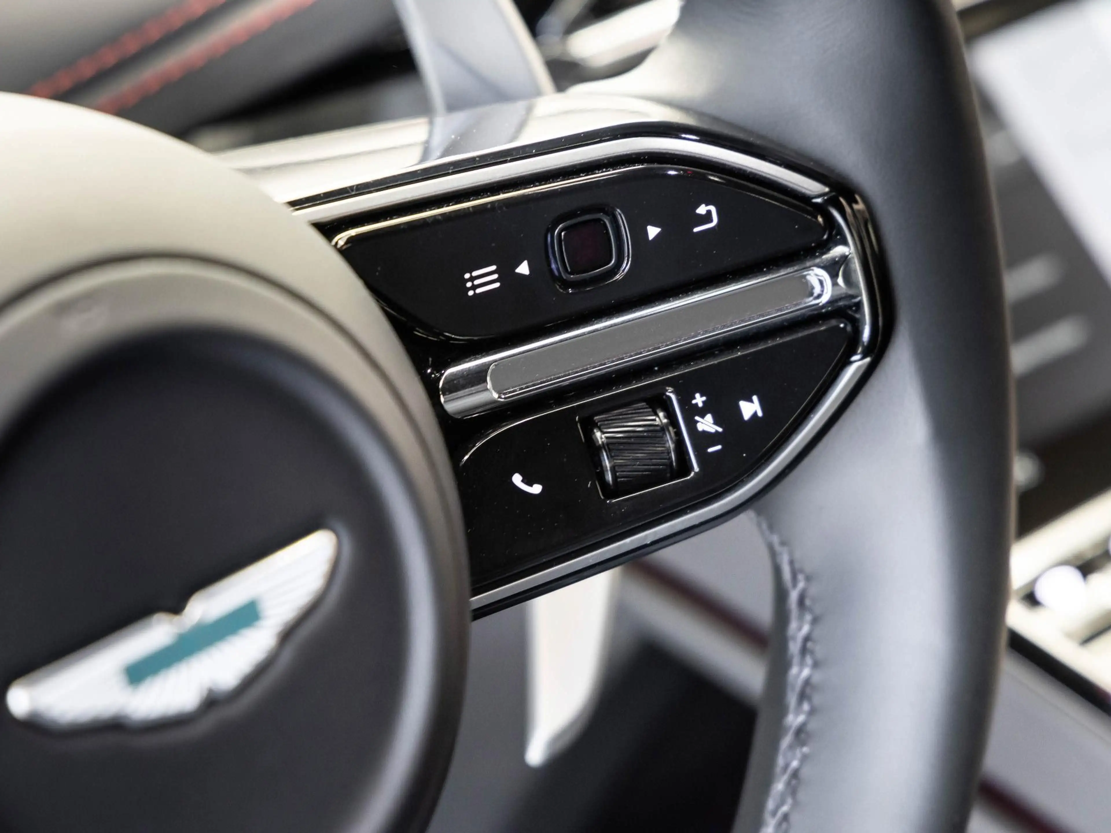 Aston Martin DB12 Coupé von BENTLEY FRANKFURT — photo 12