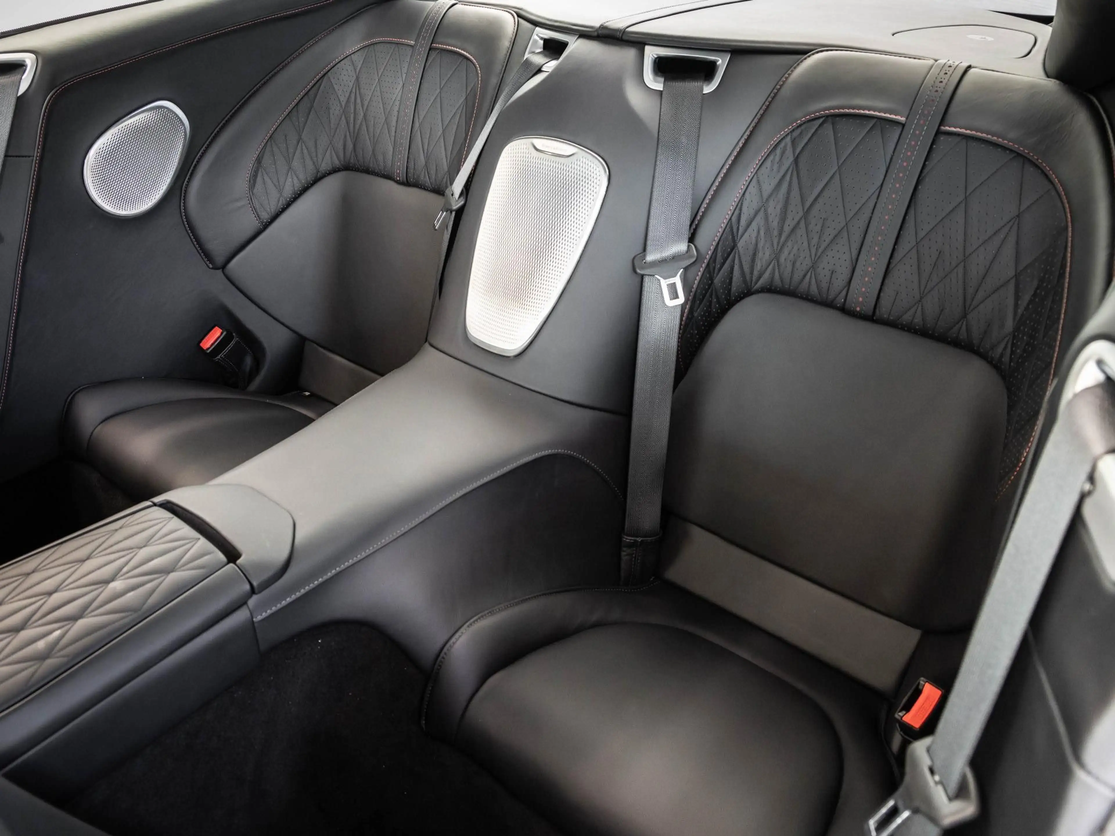 Aston Martin DB12 Coupé von BENTLEY FRANKFURT — photo 9