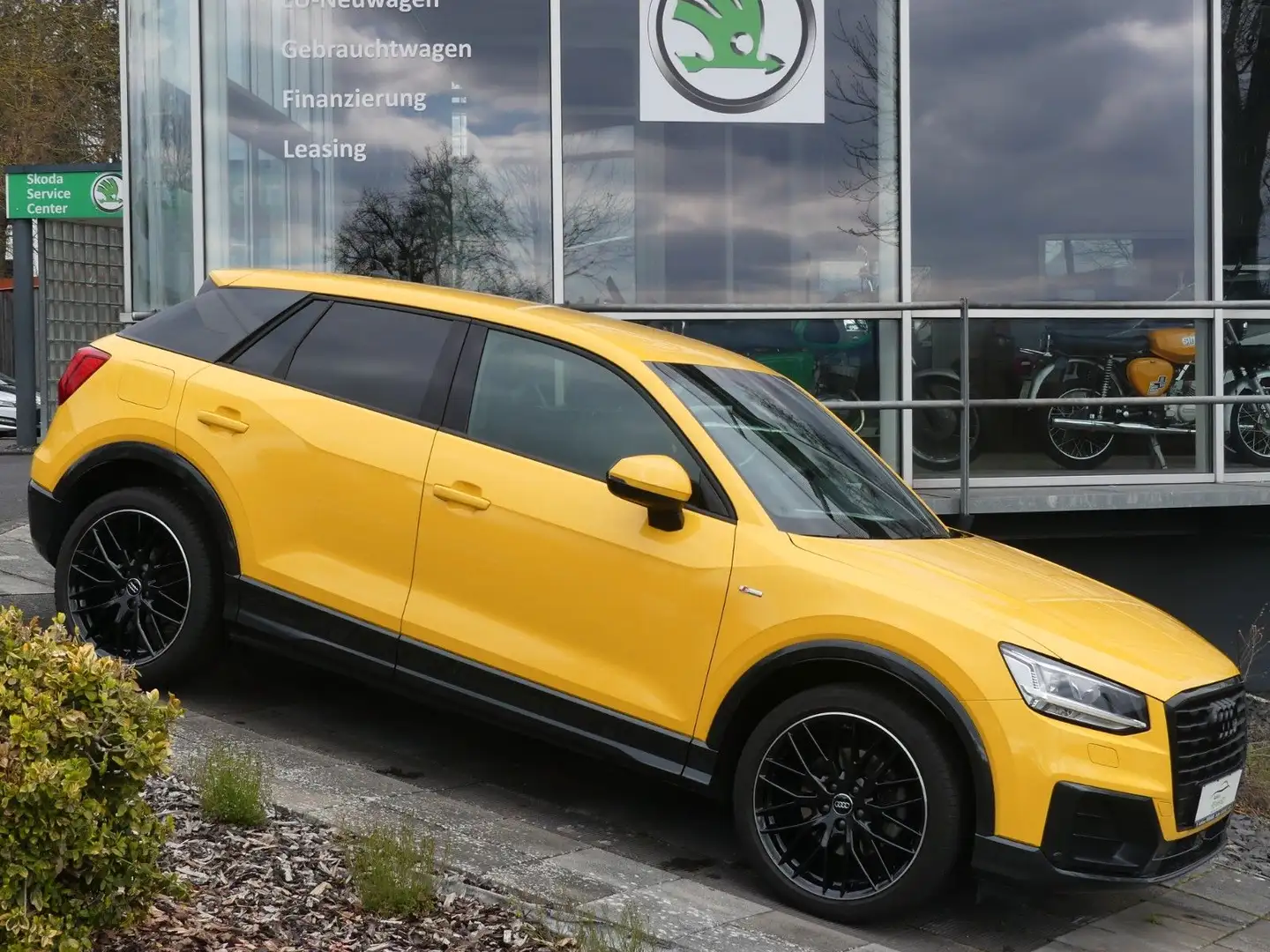 Audi Q2 35 TFSI sport S-Line LED DAB Navi AHK ACC Jaune - 1