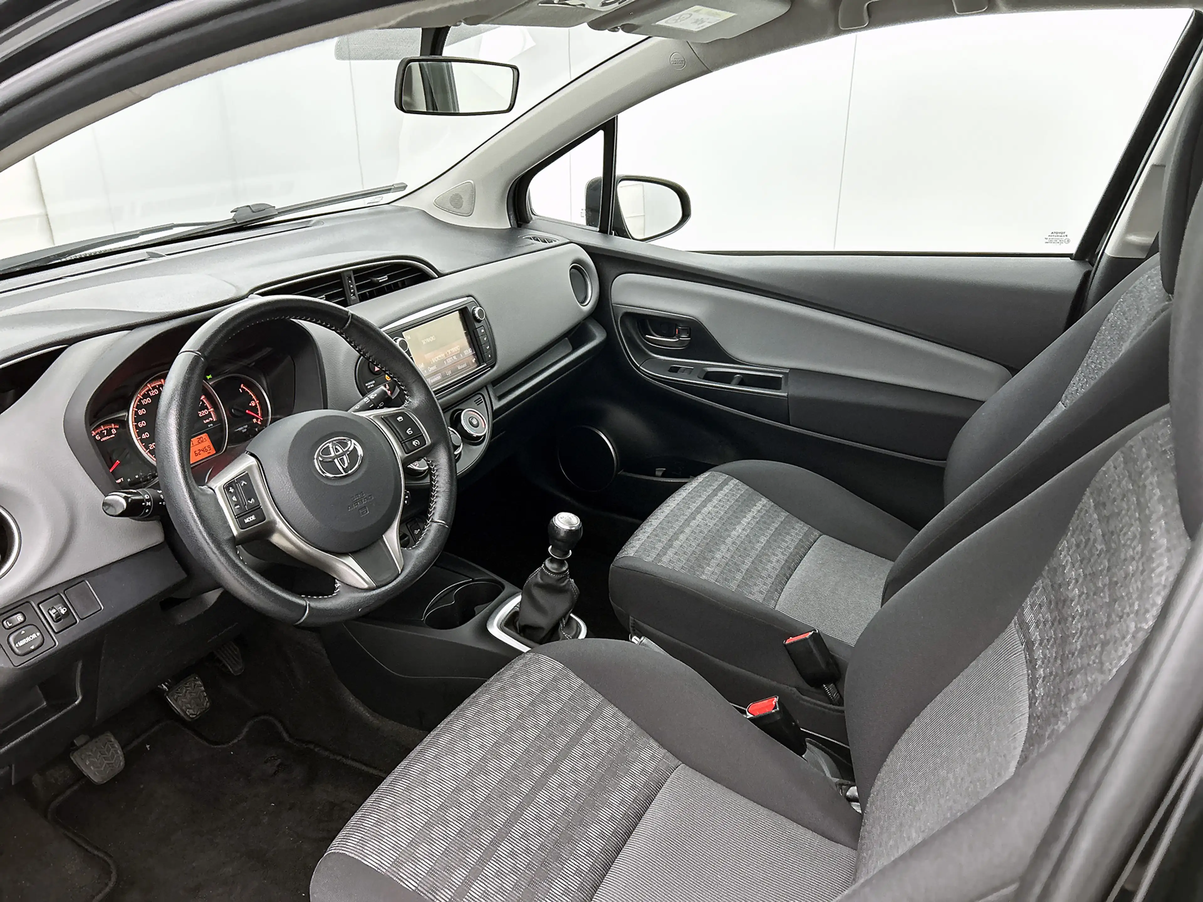 Toyota Yaris 1.3 VVT-i Aspiration — photo 8