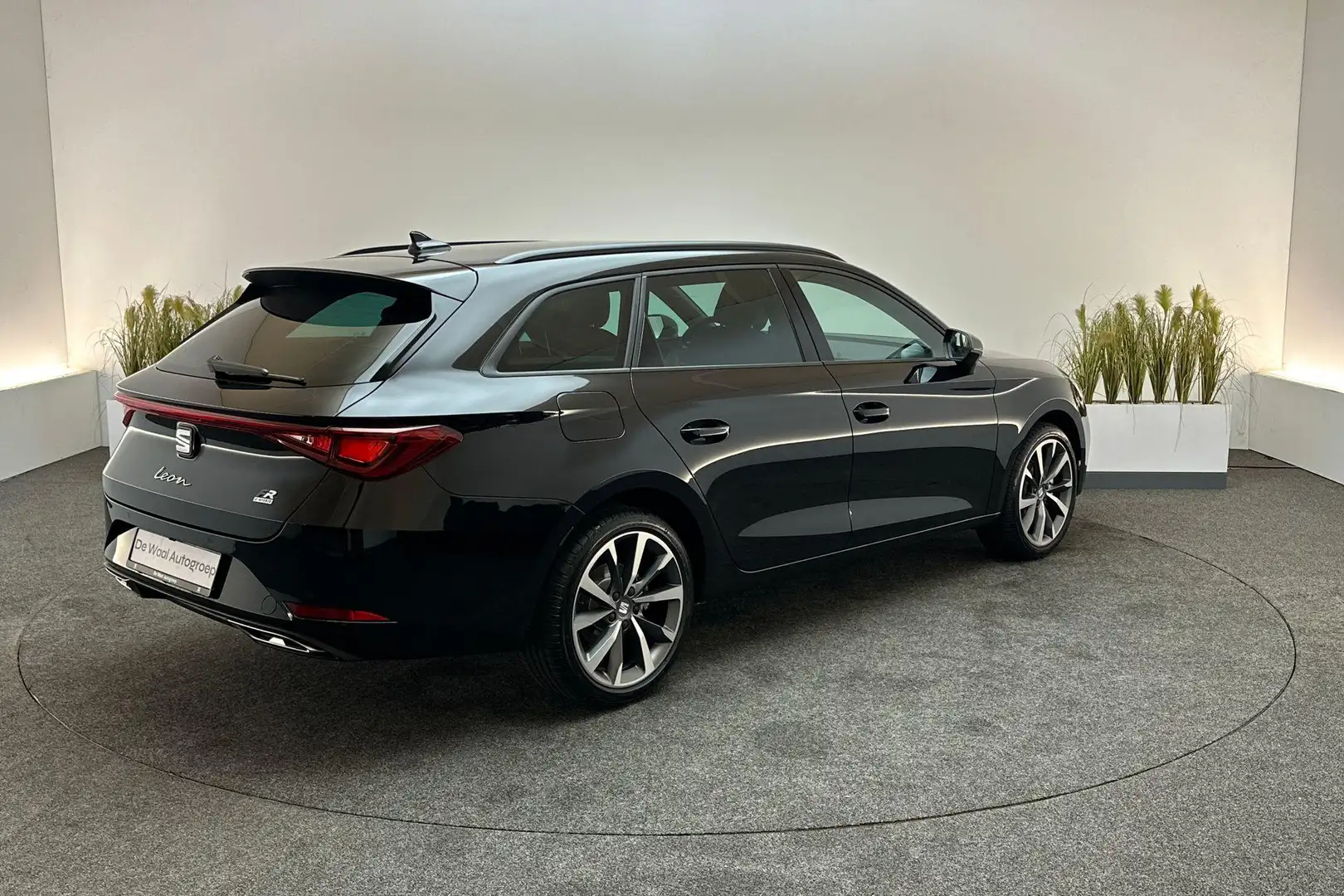 Oldtimer Seat FR Business 1.5 TSI DSG eHybrid Zwart - 2