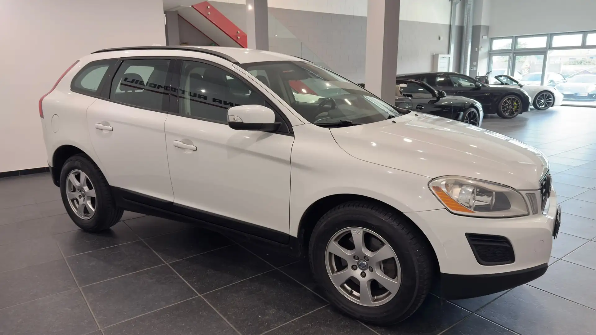 Volvo XC60 XC60 2.4 d4 (d3) Momentum awd 163cv geartronic Weiß - 2