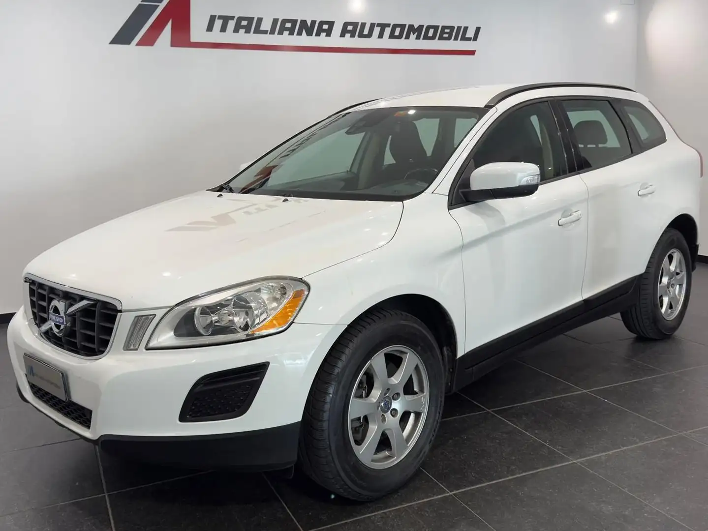 Volvo XC60 XC60 2.4 d4 (d3) Momentum awd 163cv geartronic Weiß - 1