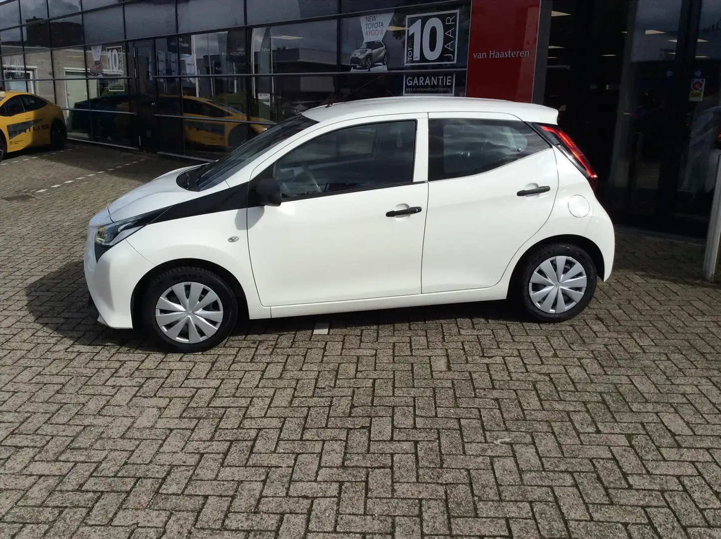 Toyota Aygo 1.0 VVT-i 72pk 5D x-fun Weiß - 2