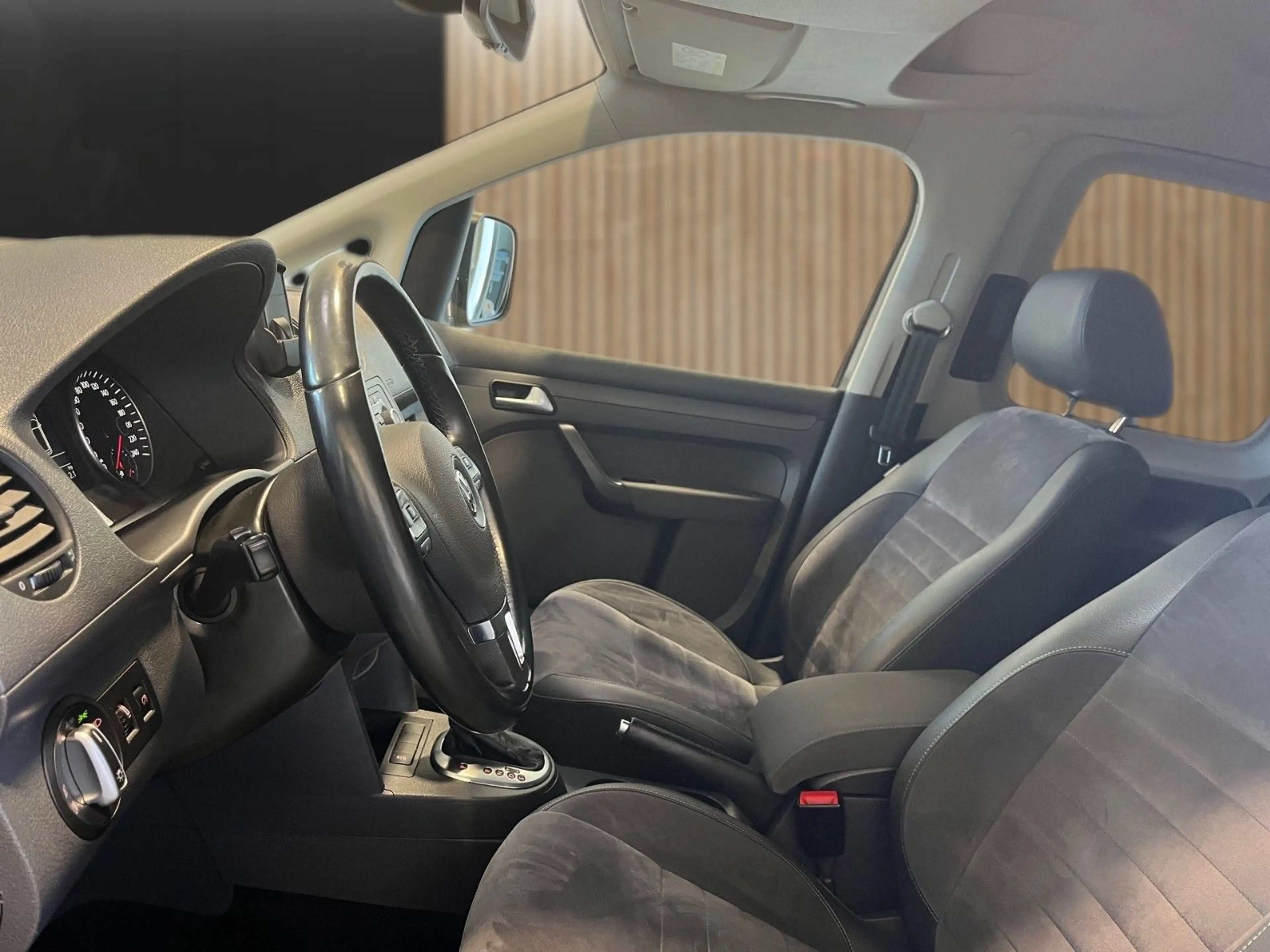 Volkswagen Caddy Kombi Highline NAVI DSG AHK sehr gepflegt — photo 7