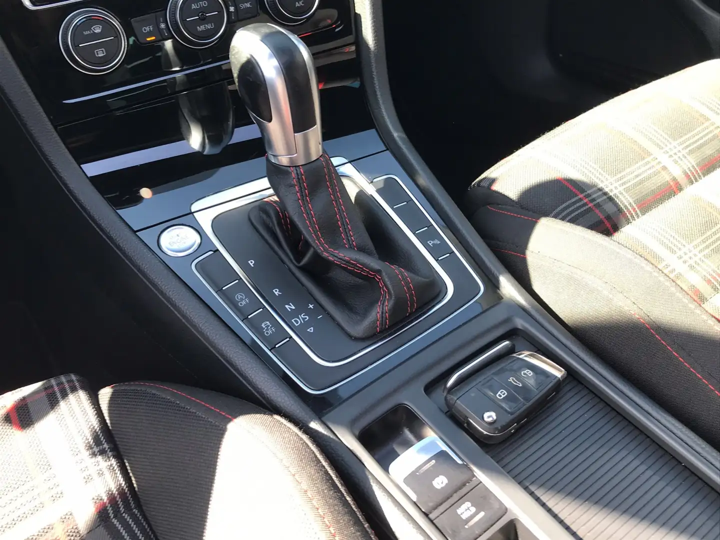 Volkswagen Golf GTI 2.0 TSI Performance / PANO / DSG / KEYLESS / CAMER Piros - 2
