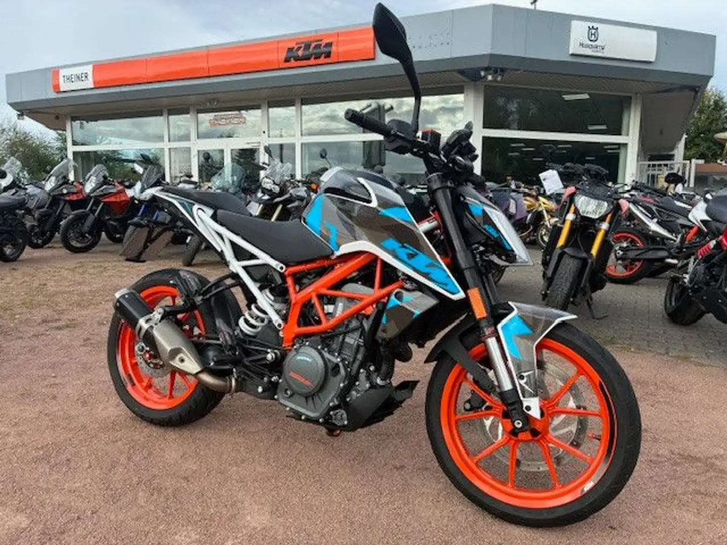 KTM 390 Duke mit Dekor und Tieferlegung Naranja - 1