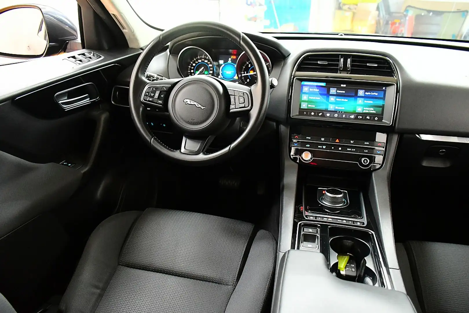 Jaguar F-Pace 20d Pure Aut. Schwarz - 2
