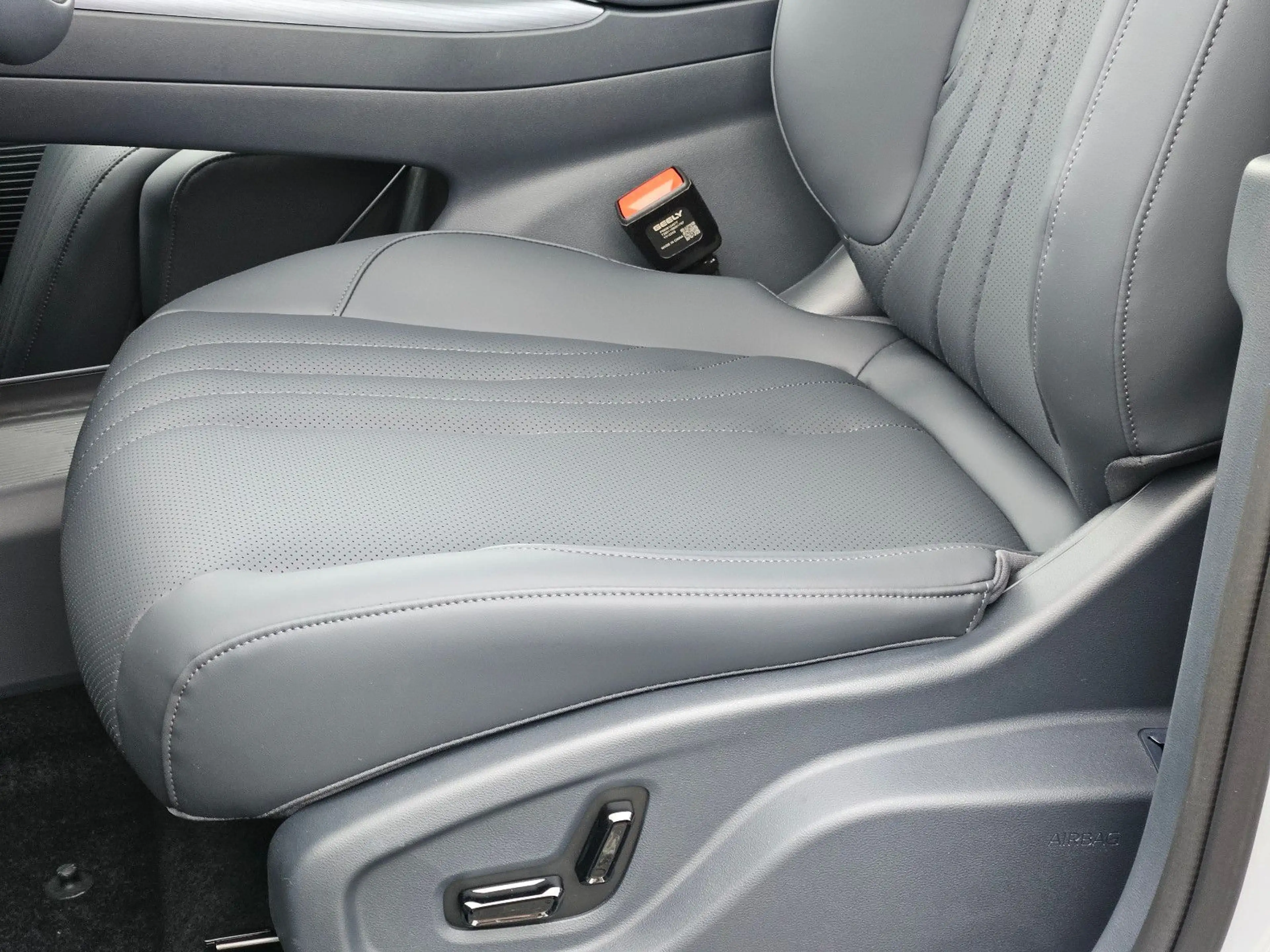 Geely E5 BEV 68kWh Max+ Panorama HUD 360-Kamera — photo 12