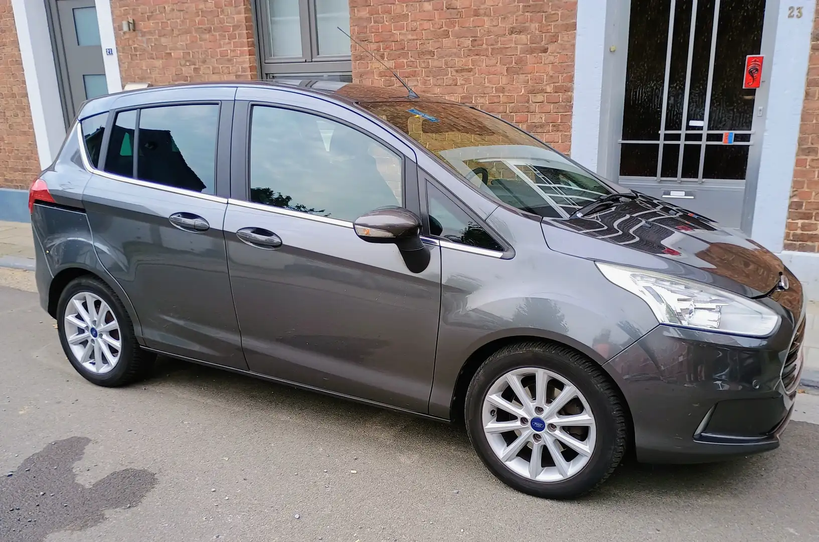 Ford B-Max B-Max 1.0 EcoBoost Titanium S Grijs - 1