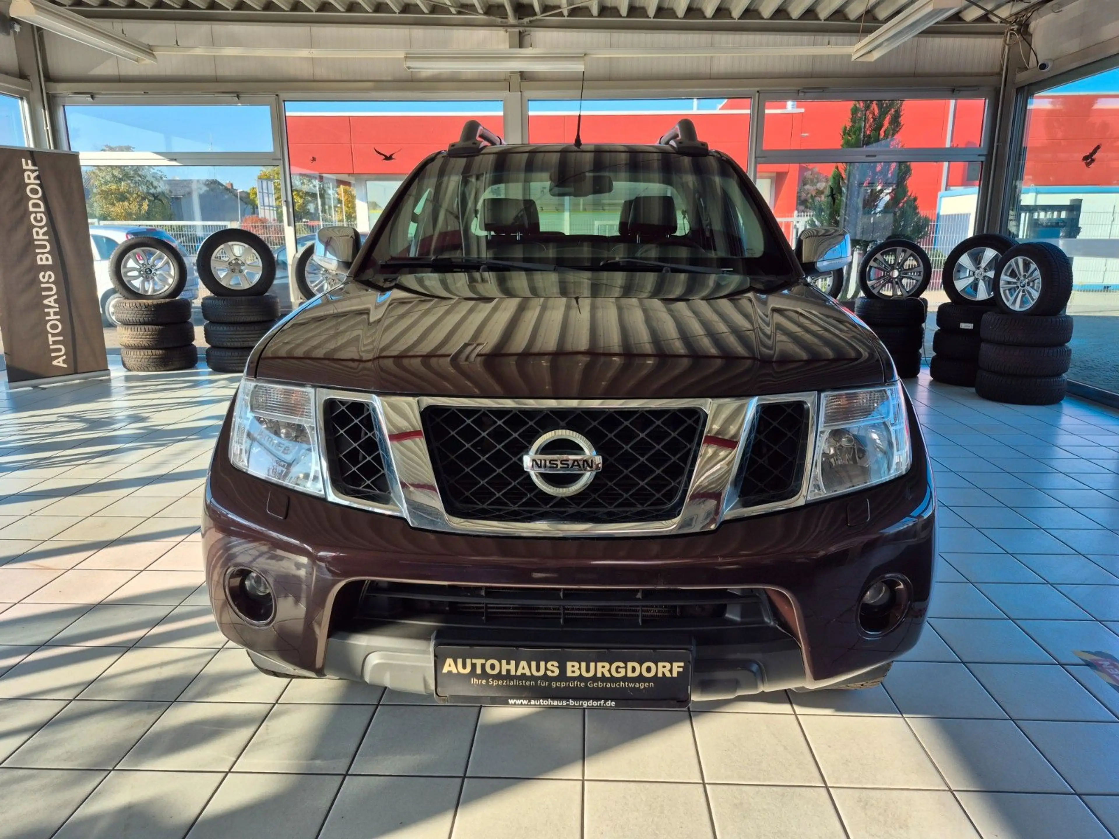 Nissan Navara Pickup Dou. Cab V6 4x4 Leder Navi Kamera — photo 2