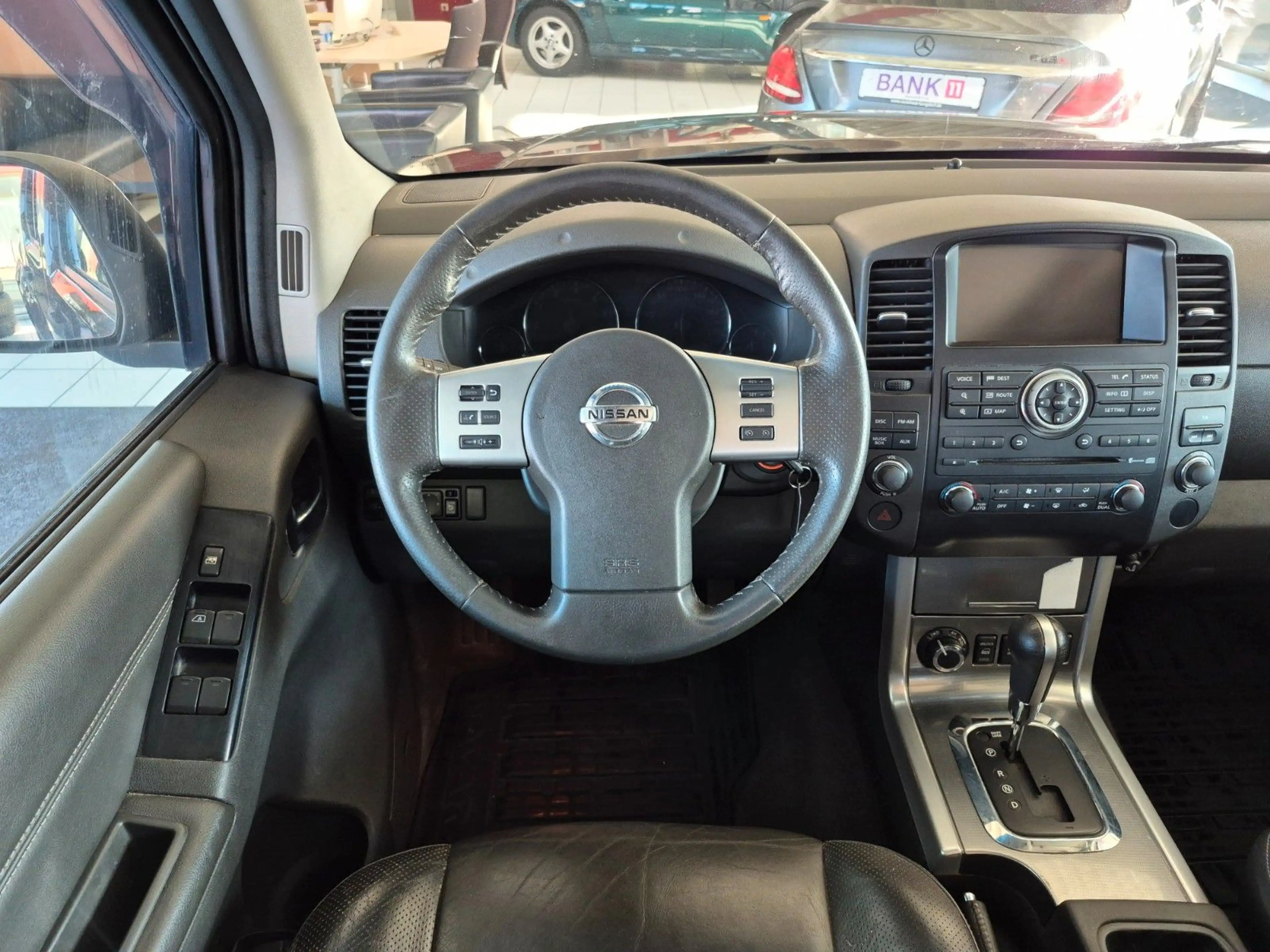 Nissan Navara Pickup Dou. Cab V6 4x4 Leder Navi Kamera — photo 8
