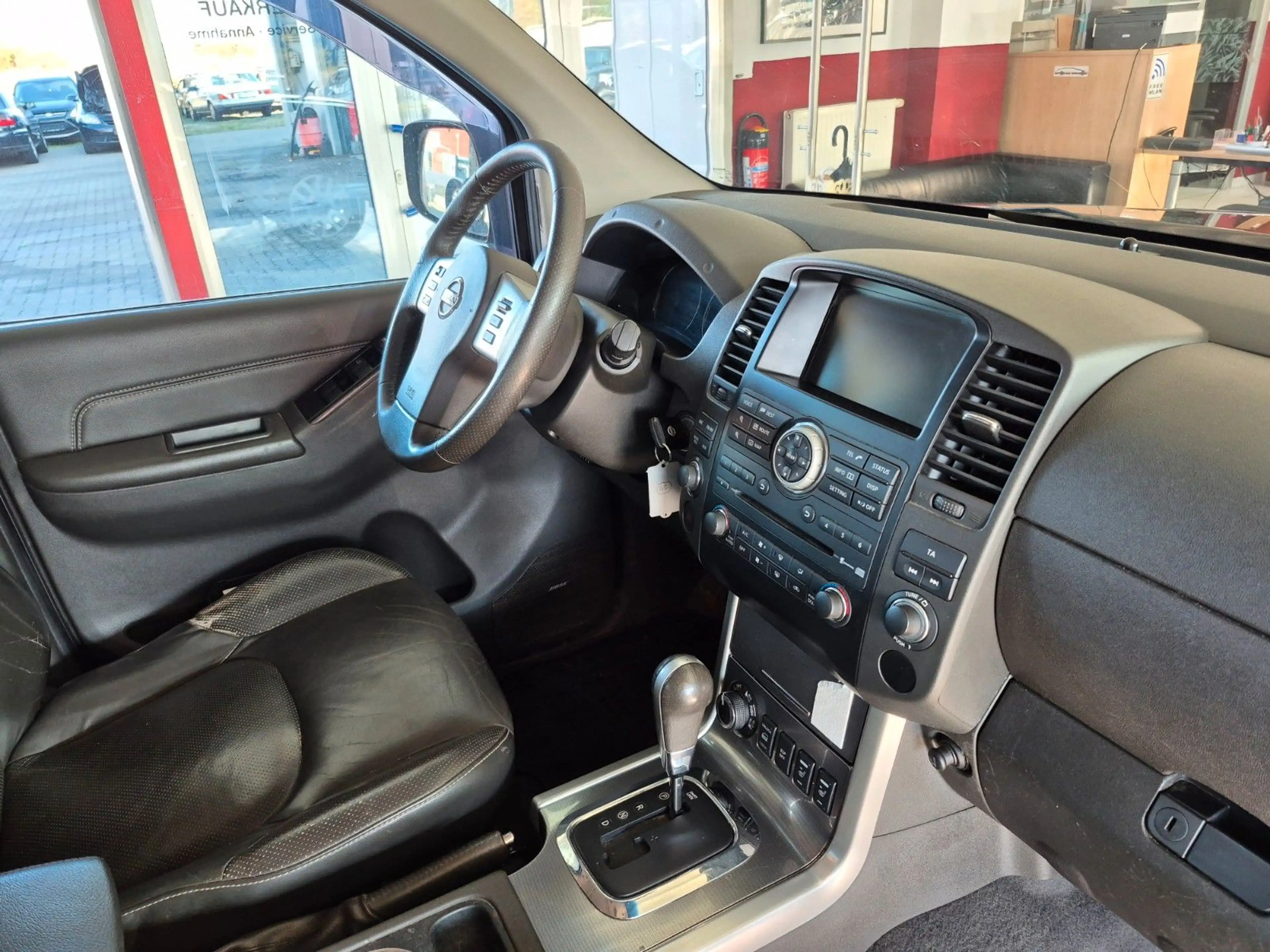 Nissan Navara Pickup Dou. Cab V6 4x4 Leder Navi Kamera — photo 10